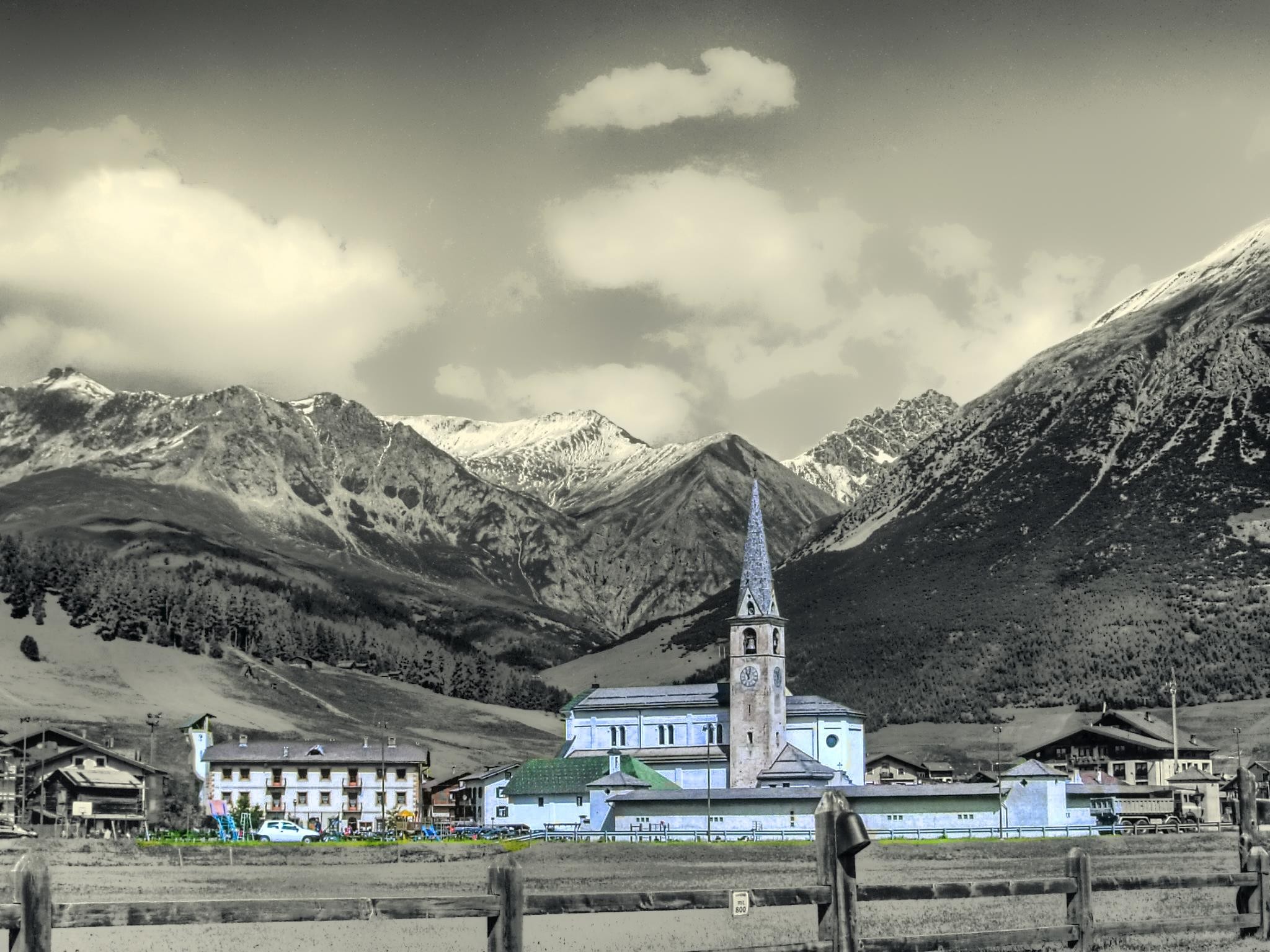 General 2048x1536 panorama Livigno selective coloring mountains