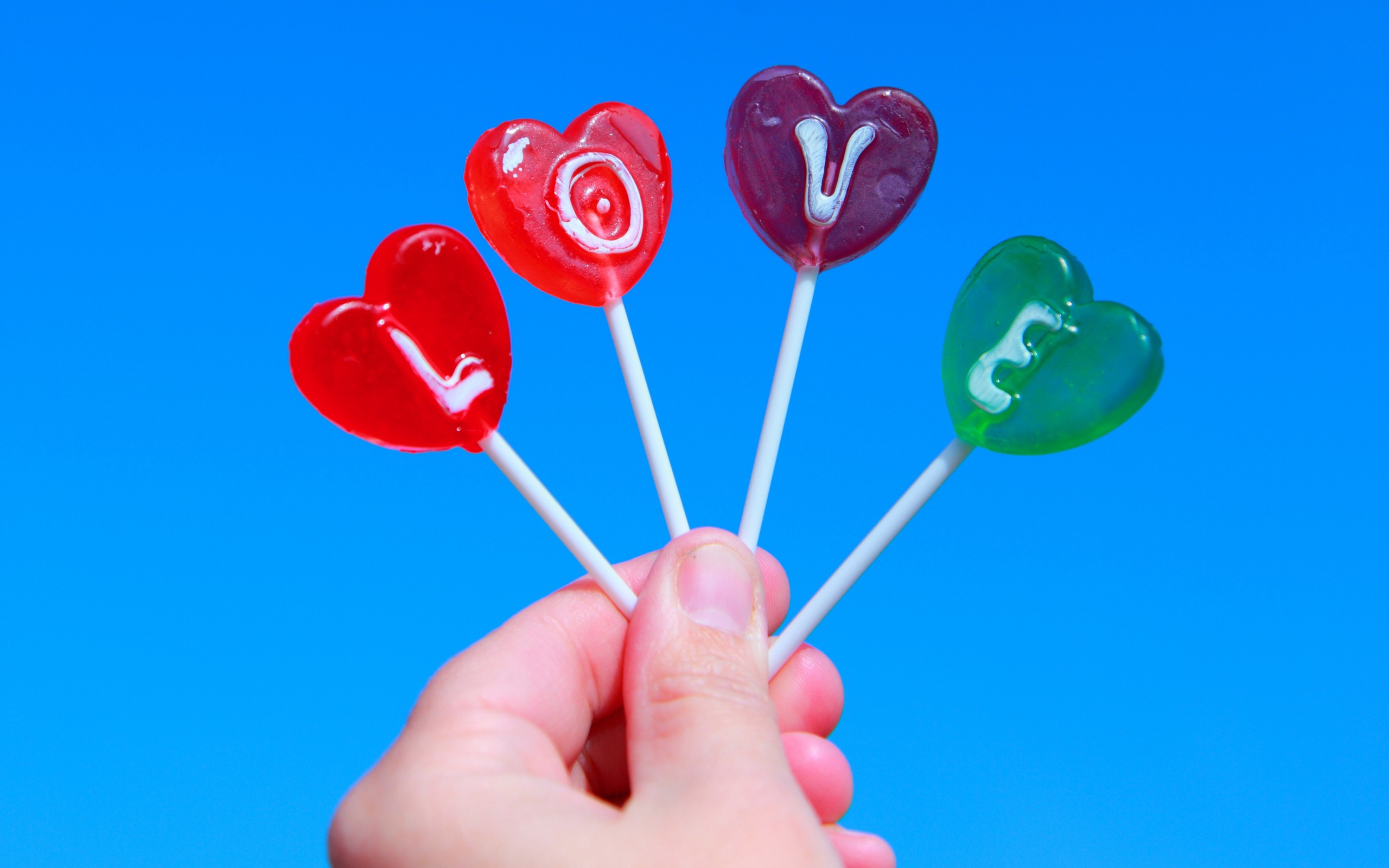 General 2560x1600 love candy sweets blue background food simple background blue fingers