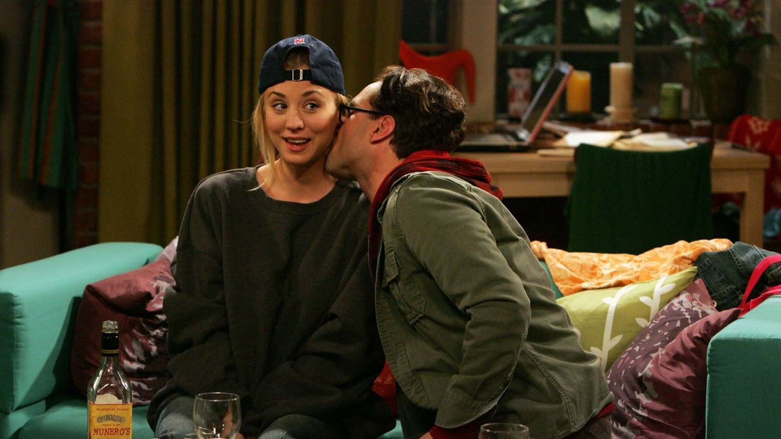 People 1600x900 Kaley Cuoco The Big Bang Theory Leonard Hofstadter kissing Penny TV series Johnny Galecki couple men women