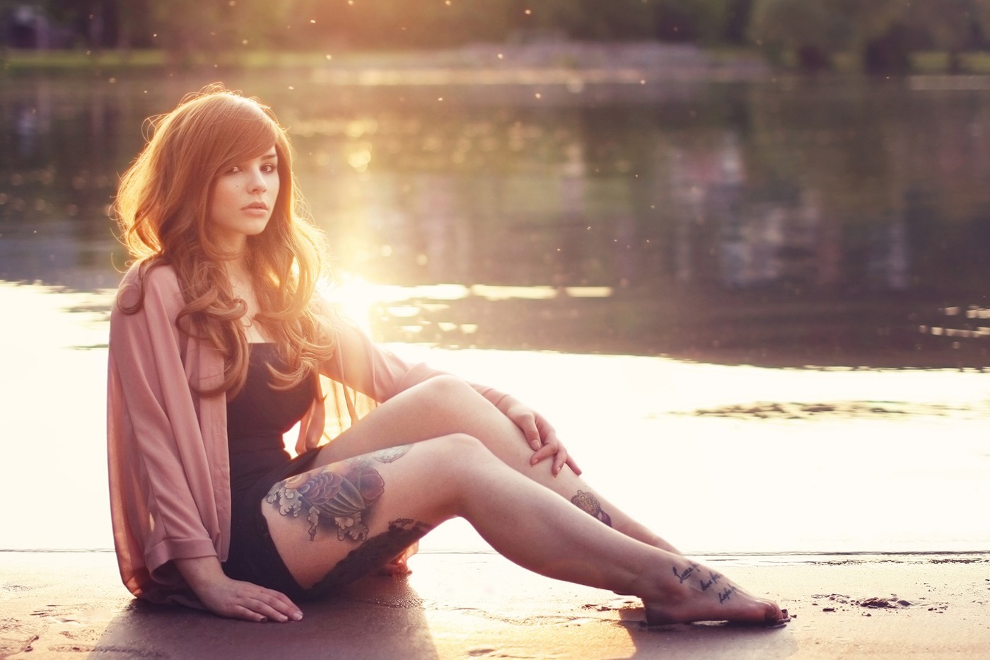 People 1400x933 tattoo women model looking at viewer sunlight sand legs Julia Coldfront women outdoors inked girls natural light sitting water outdoors barefoot minidress miniskirt long hair pointed toes