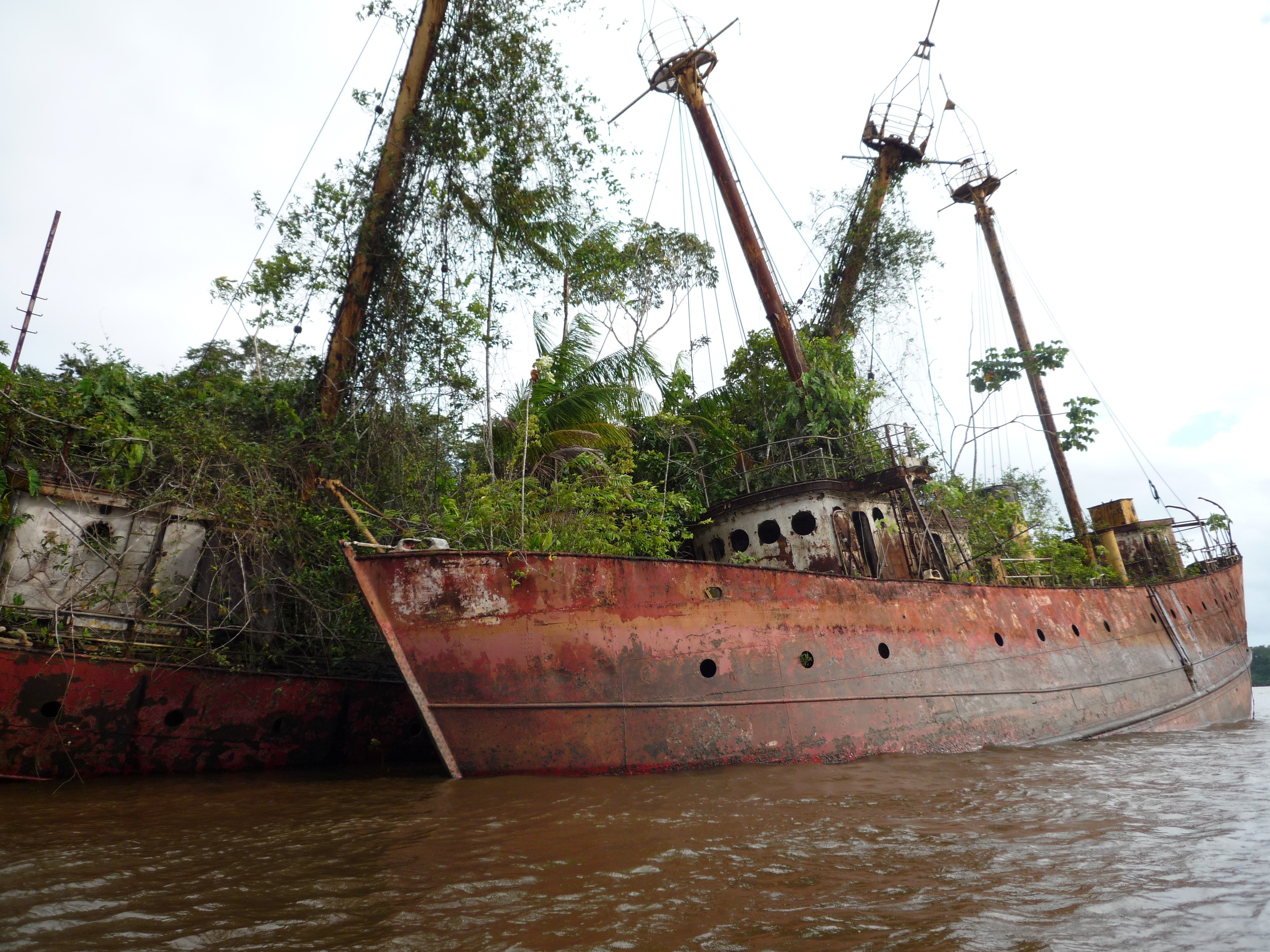 General 3072x2304 ship old ship trees shipwreck abandoned rust wreck river plants vehicle