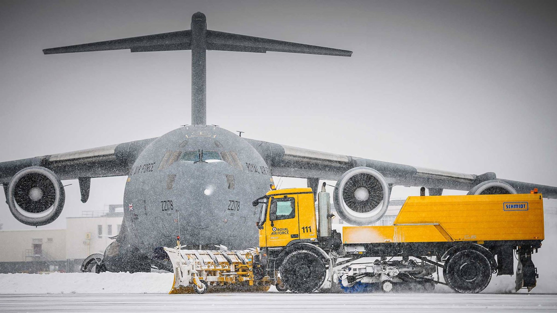General 1920x1080 military Boeing C-17 Globemaster III snow truck aircraft military aircraft cold winter military vehicle vehicle yellow cars numbers snowing Royal Air Force American aircraft Boeing