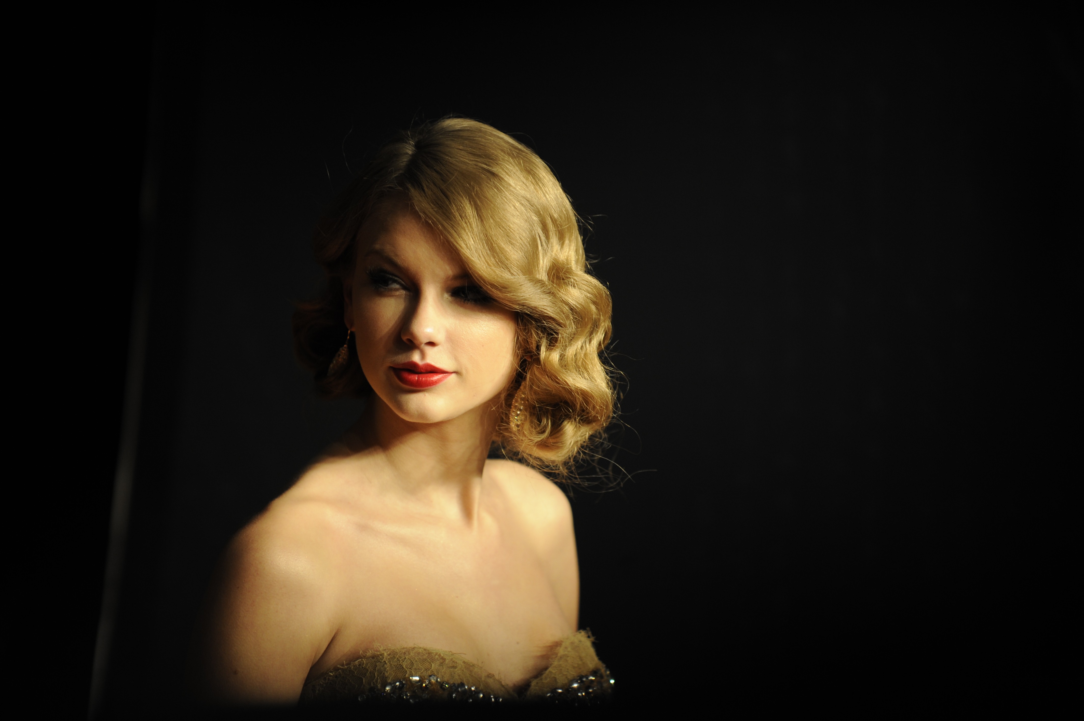 People 4256x2832 Taylor Swift women singer American women strapless dress bare shoulders celebrity red lipstick blonde black background simple background