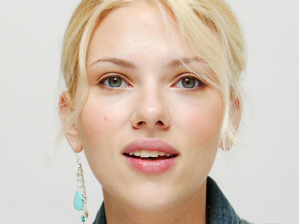 People 1024x768 Scarlett Johansson women actress face blonde green eyes celebrity women indoors indoors simple background white background studio earring