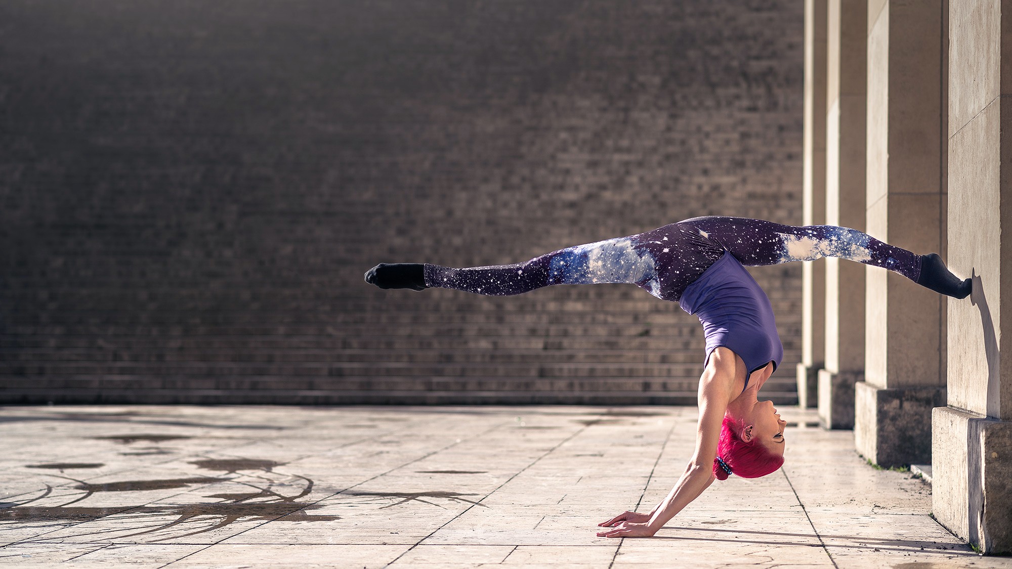 People 2000x1125 dancer women splits leggings pink hair tank top muscular profile exercise flexible spread legs dyed hair