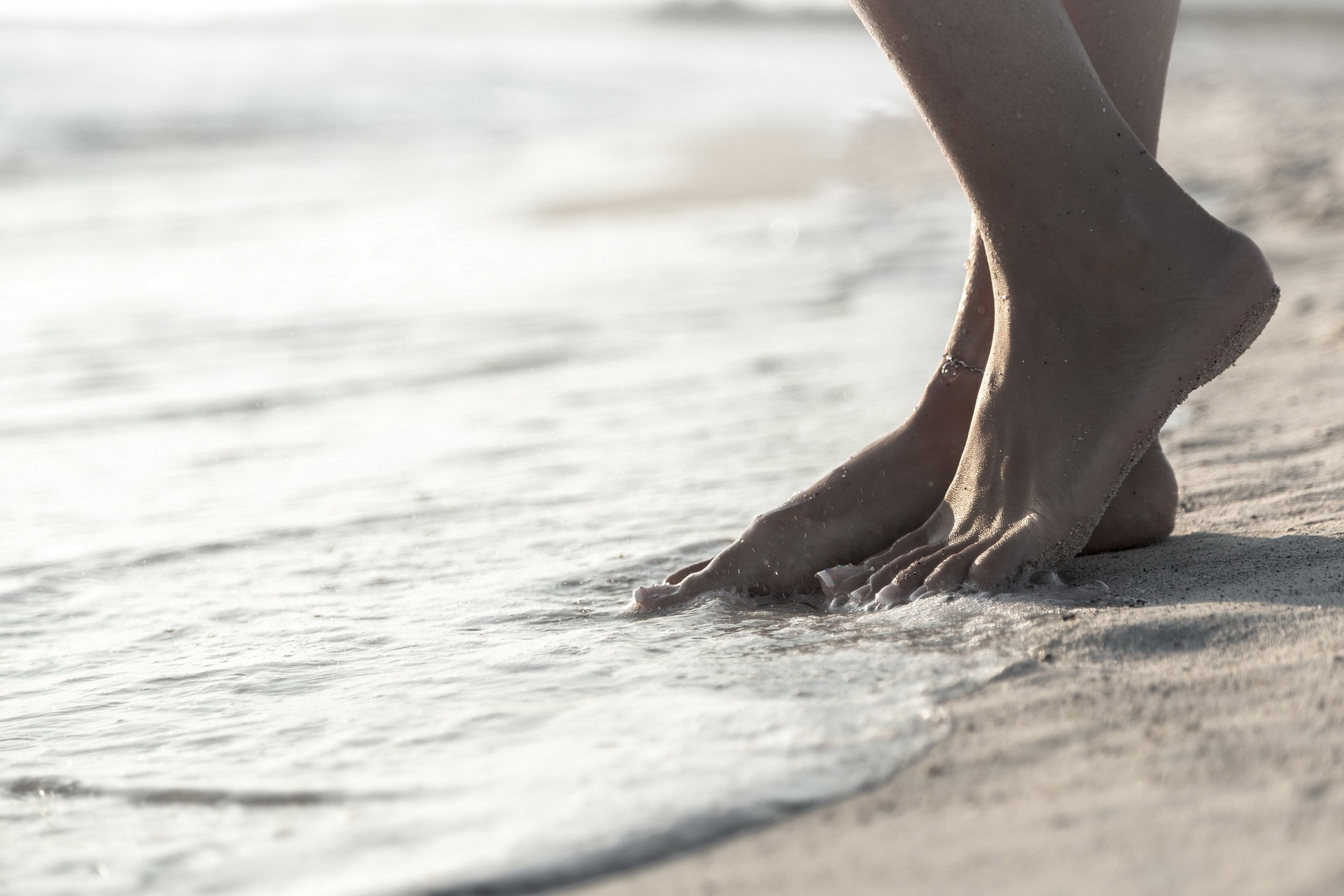 Скучать ногами. Красивые женские ноги. Ноги в море. Изящные ступни. Ноги на пляже.