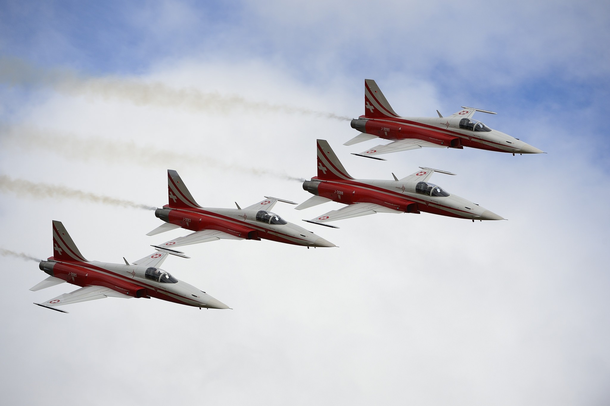 General 2048x1363 F-5E aircraft contrails military aircraft military vehicle military vehicle sky Northrop F-5 Tiger II Formation Switzerland Swiss Air Force Patrouille Suisse aerobatic team air force jet fighter
