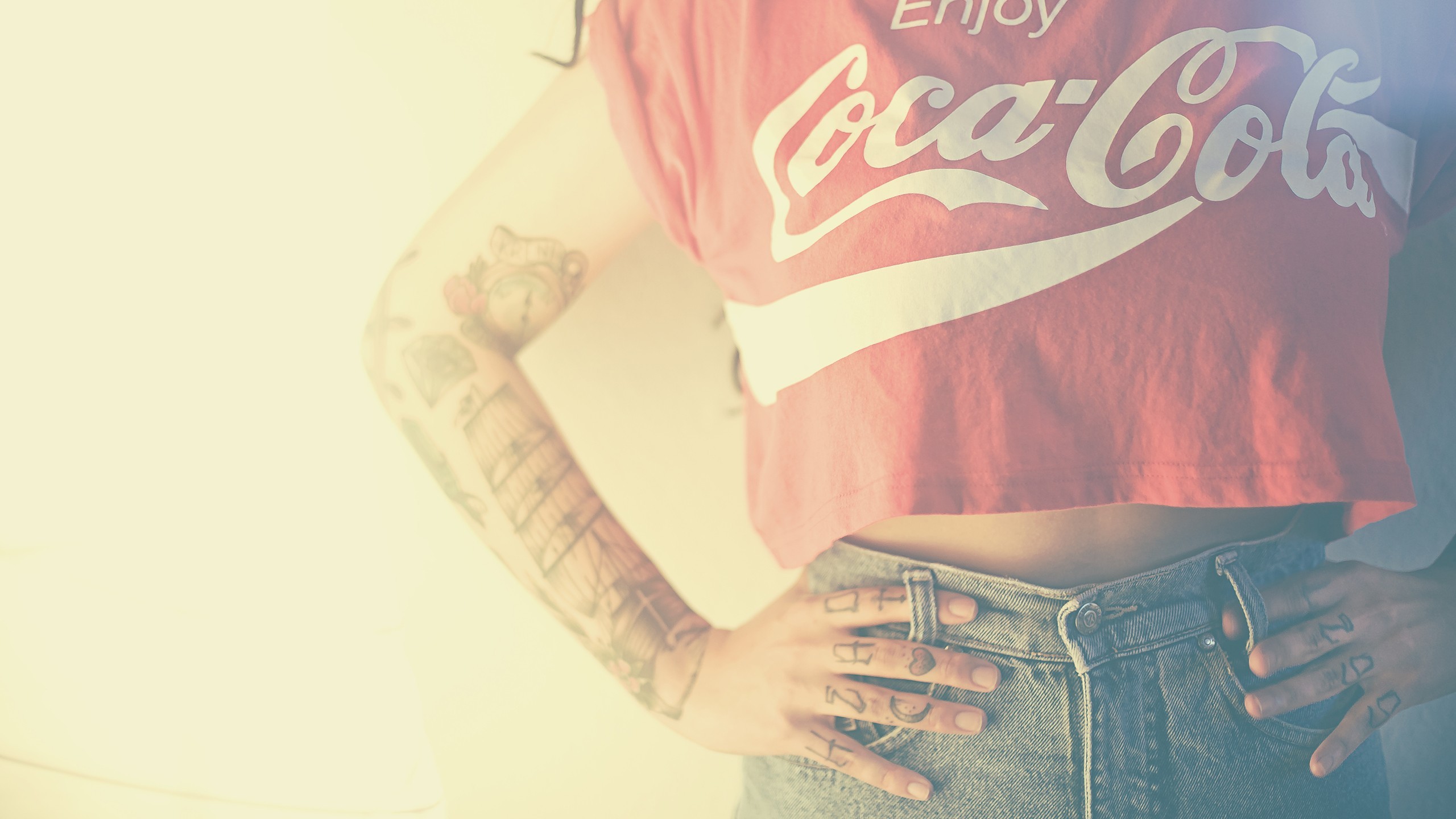 General 2560x1440 women tattoo Coca-Cola model overexposed coca-cola t-shirt