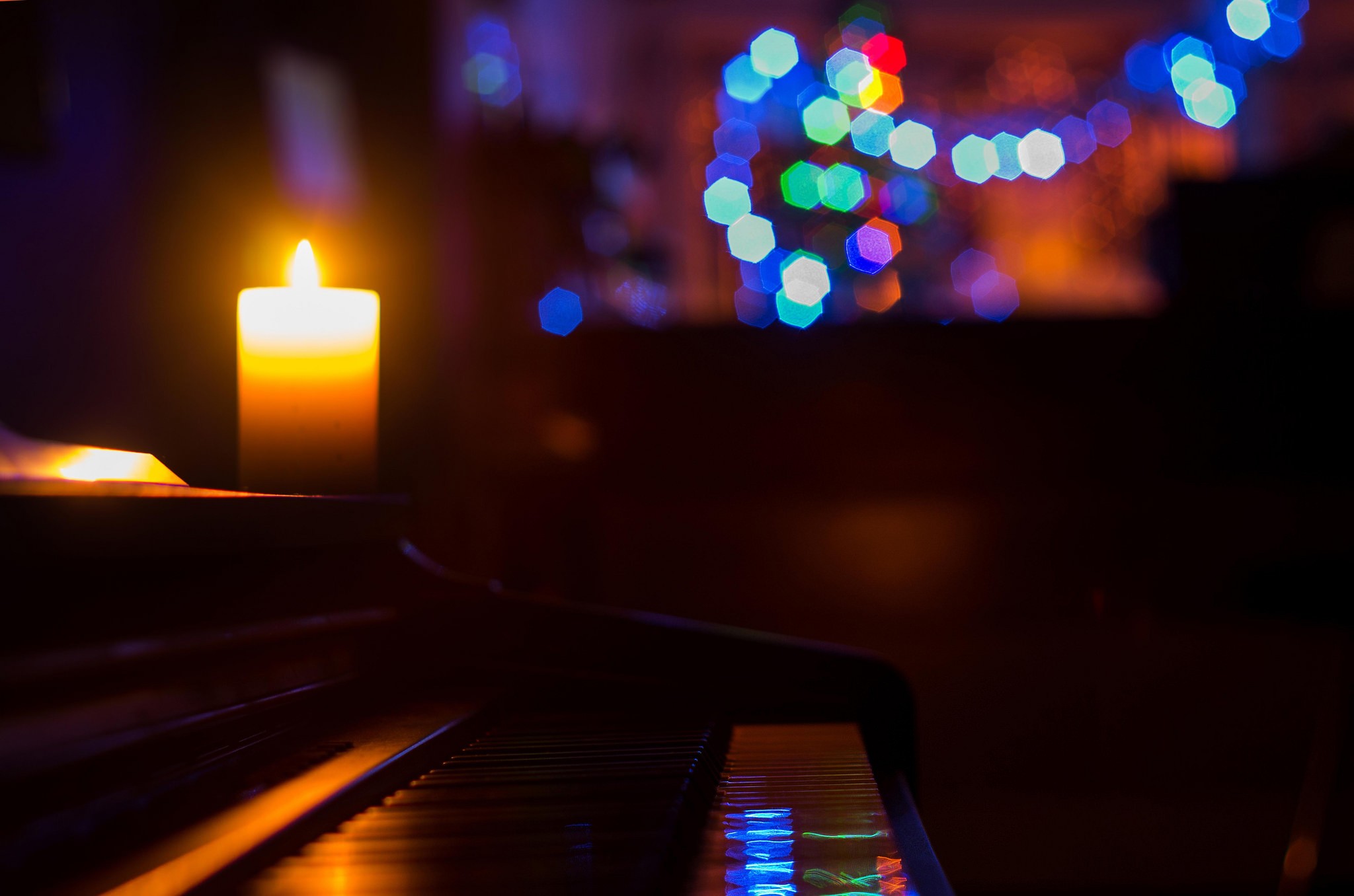 General 2048x1356 candles piano macro colorful night musical instrument