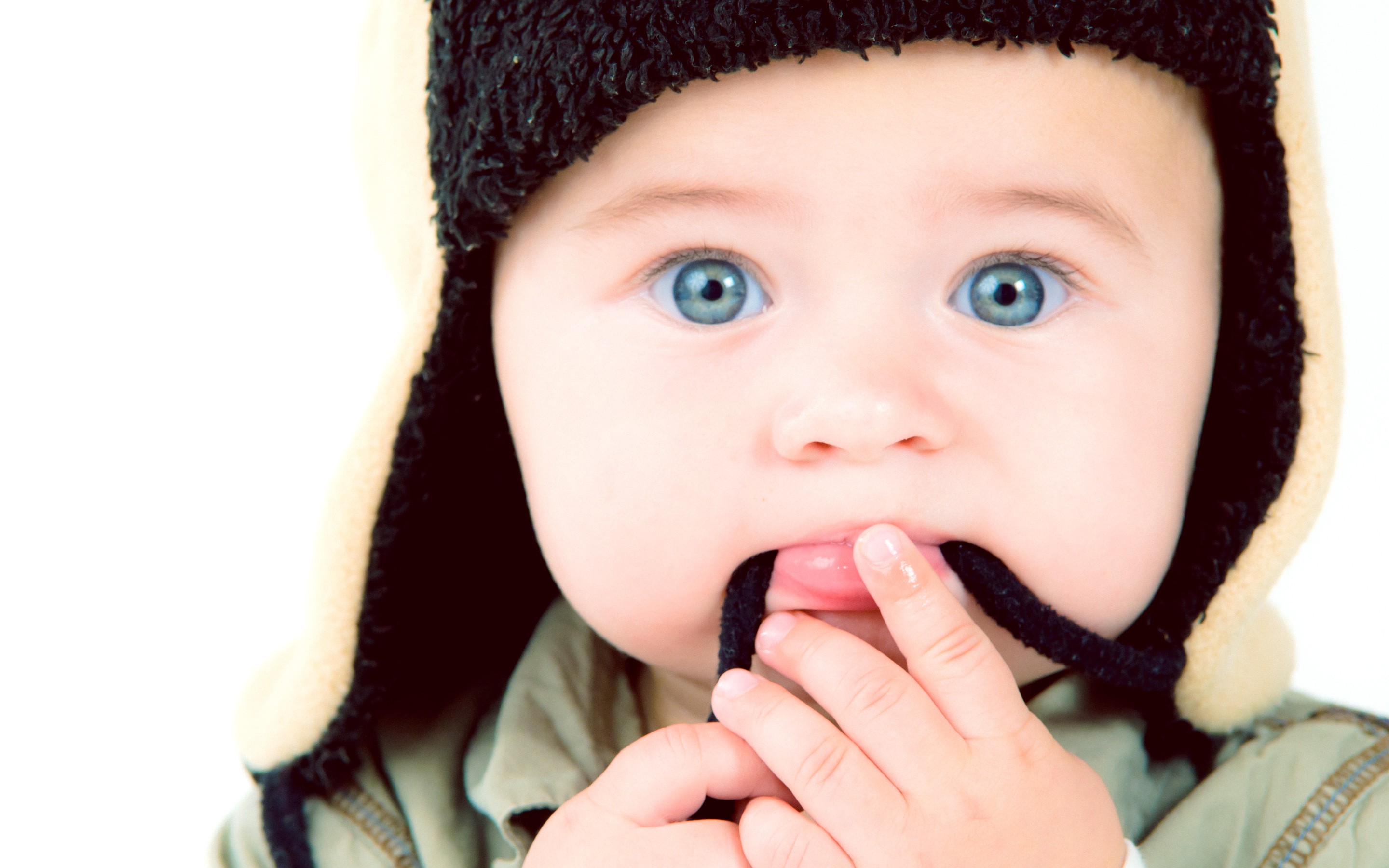 People 2880x1800 face baby blue eyes