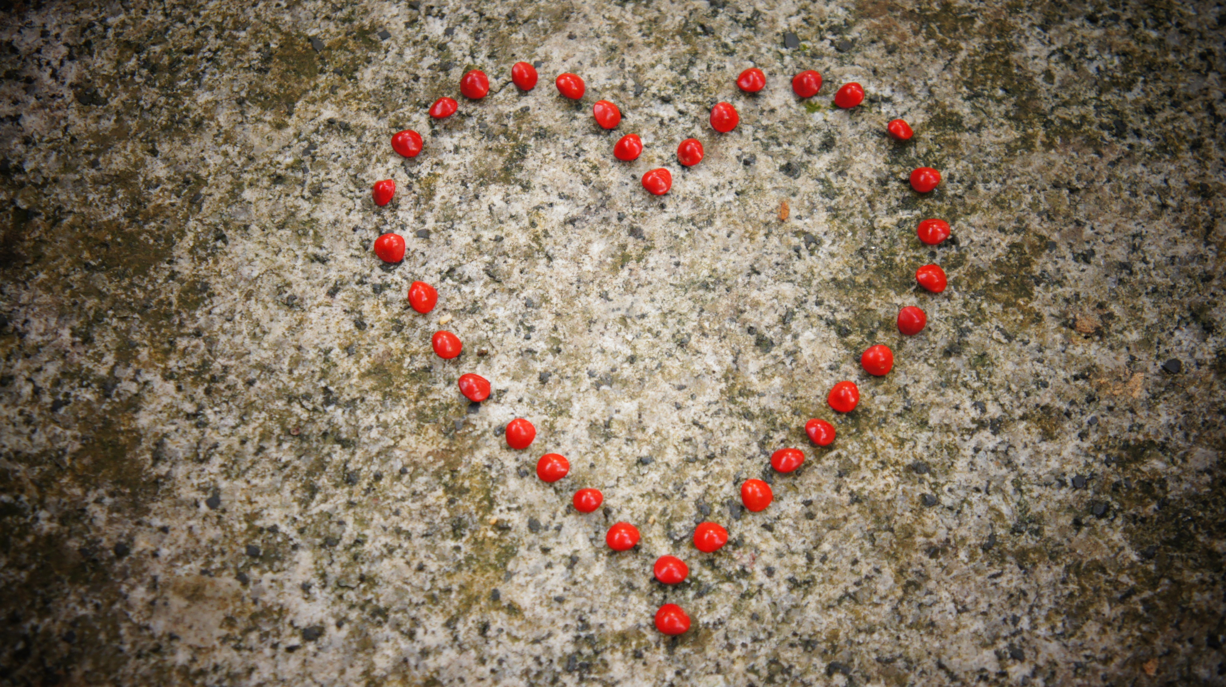 General 4096x2297 stones red heart (design)