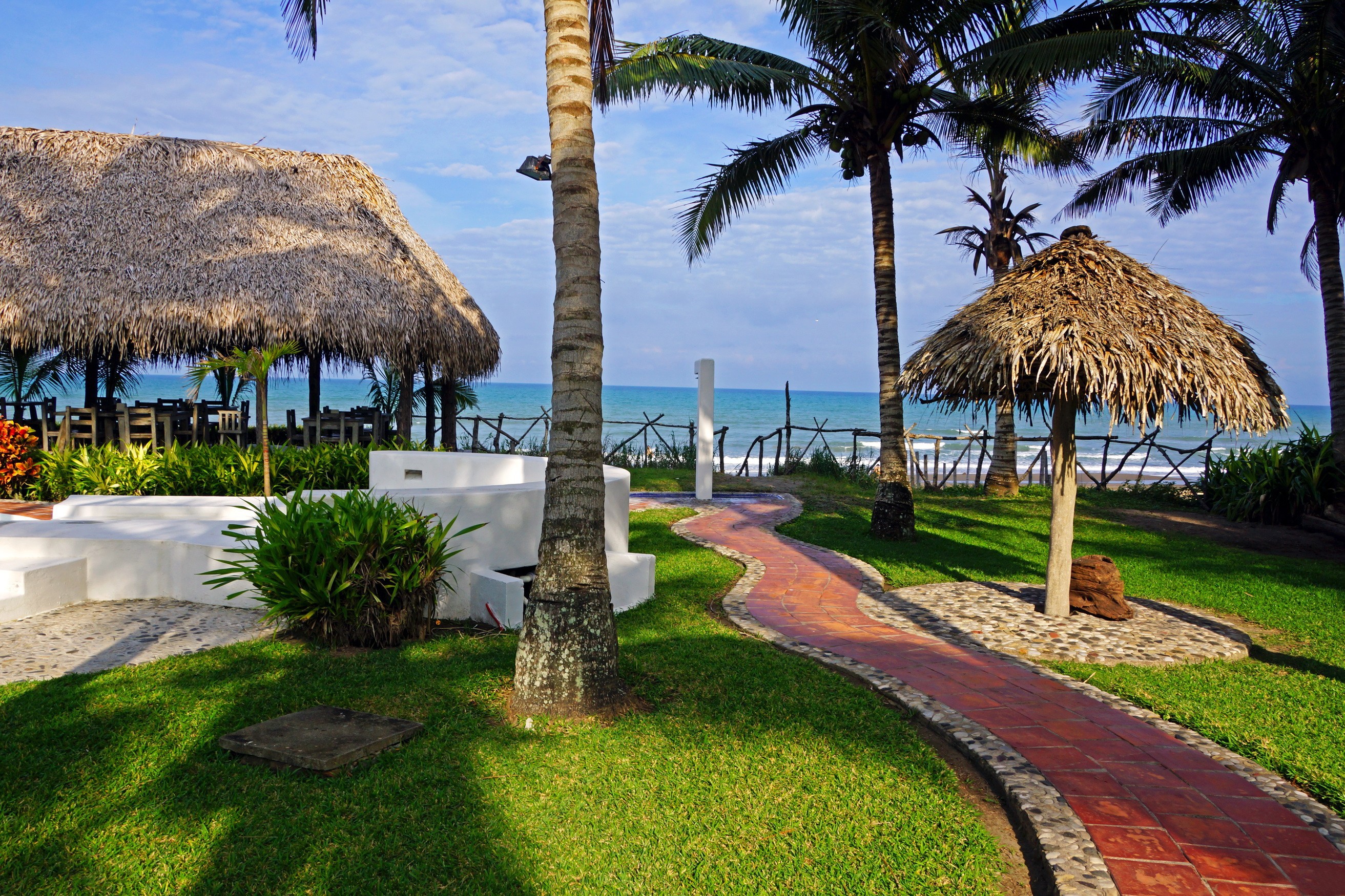 General 2625x1750 island palm trees shoreline resort