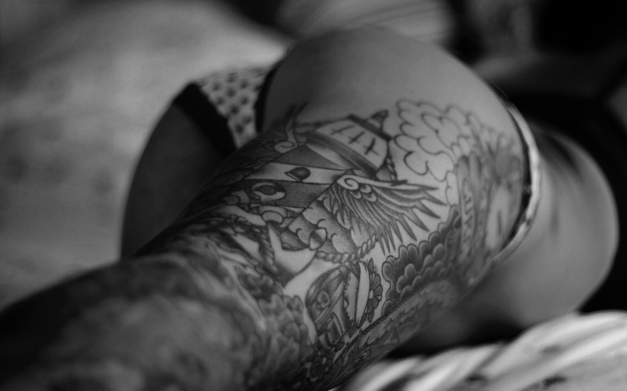People 2560x1600 Suicide Girls monochrome ass rear view closeup women model tattoo inked girls thighs lying on front women indoors Maisie Suicide