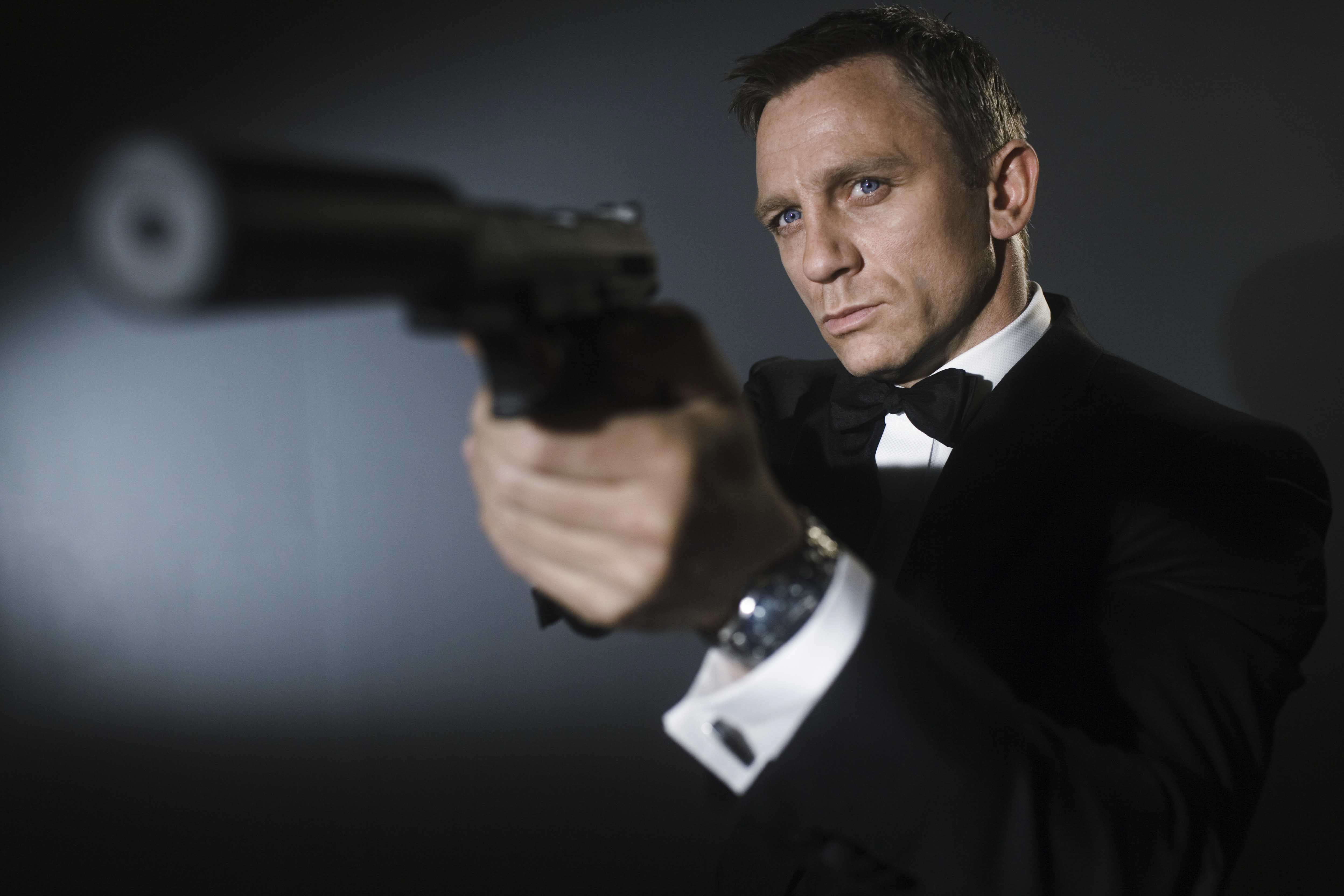 People 4992x3328 Daniel Craig men actor movies supressor Walther P99 gun James Bond weapon