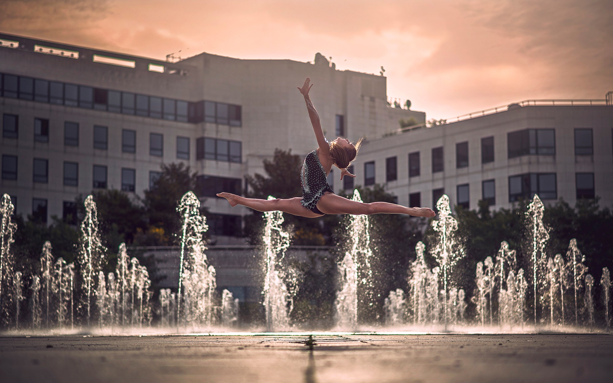 People 2000x1250 women women outdoors dancer spread legs flexible fountain urban jumping model barefoot legs