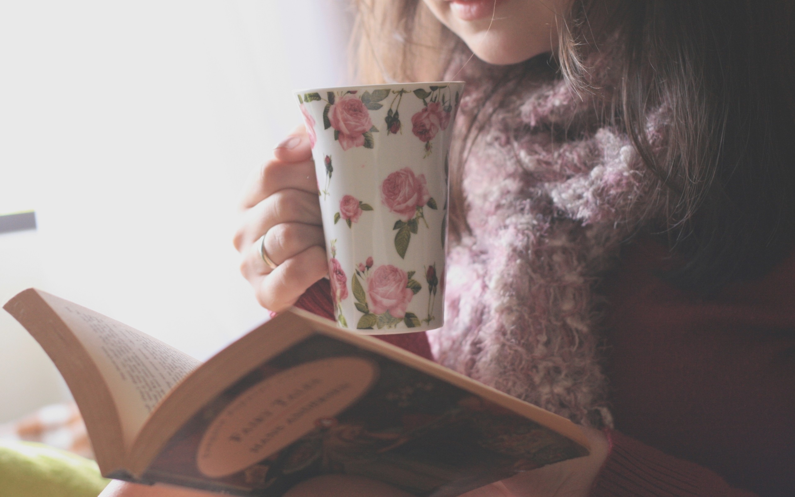 People 2560x1600 brunette books floral scarf cup women women indoors indoors reading closeup
