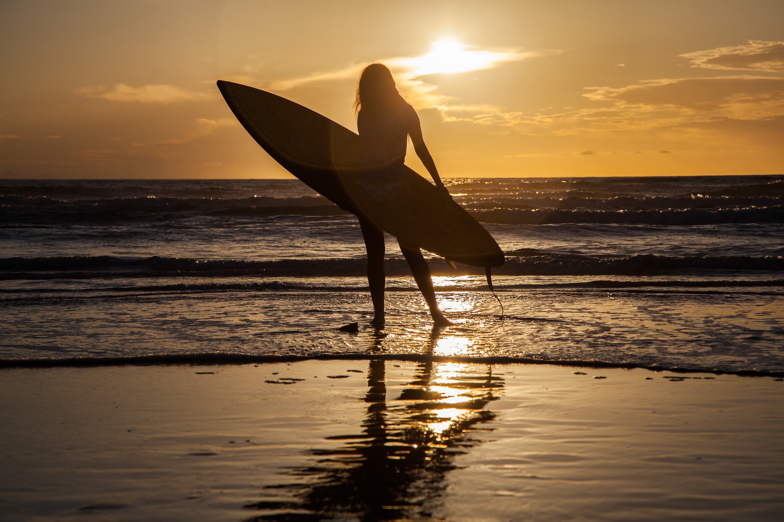 People 2560x1707 sea surfing women silhouette surfboards women on beach women outdoors outdoors model sky sunlight horizon standing