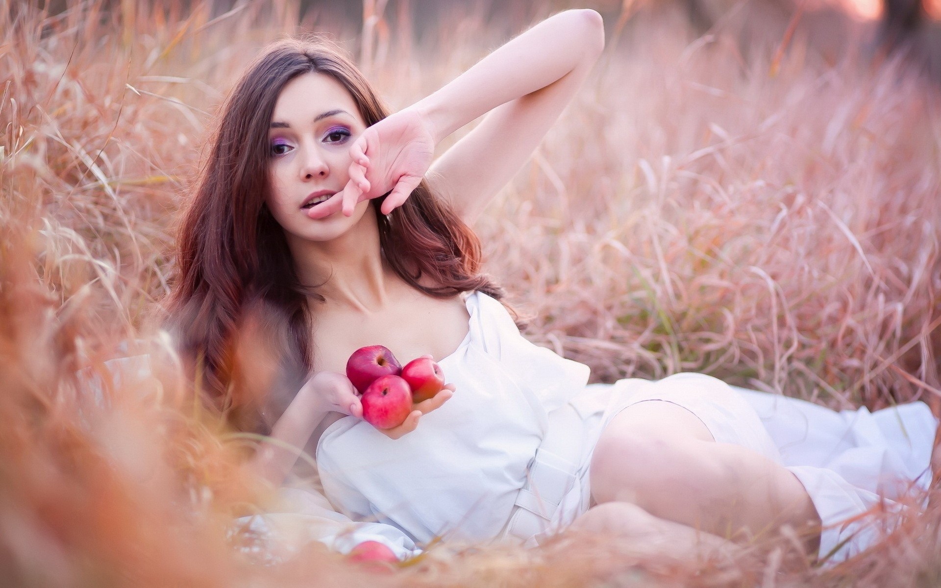 Красота понравилось. Романтичная девушка. Портретная фотосъемка на природе. Фотосессия с яблоками. Романтичная девушка на природе.