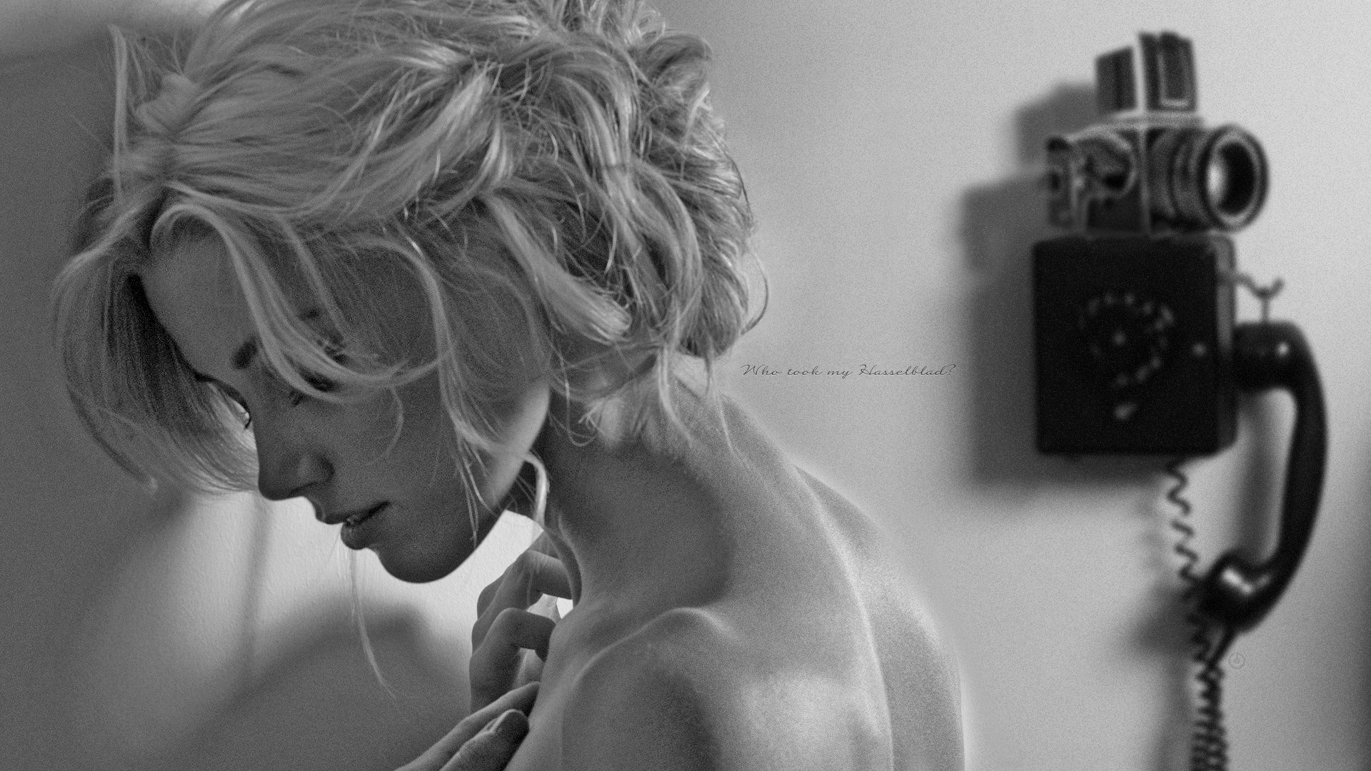 People 1920x1080 Amber Heard monochrome blonde bare shoulders face side view blurred phone actress women photo manipulation women indoors indoors