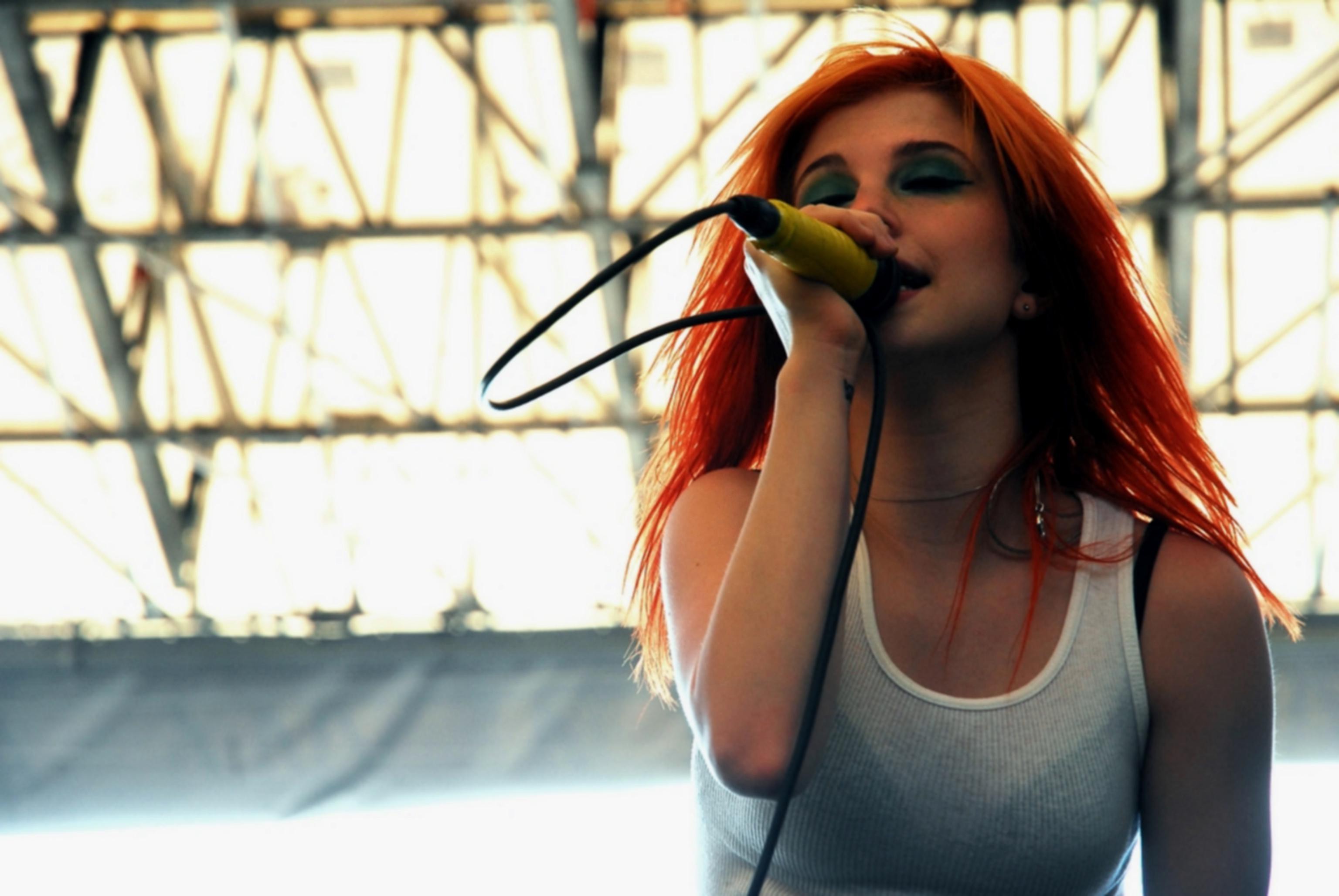 Hayley Williams Singer Redhead Green Eyes Paramore Celebrity Women Dyed Hair Microphone 