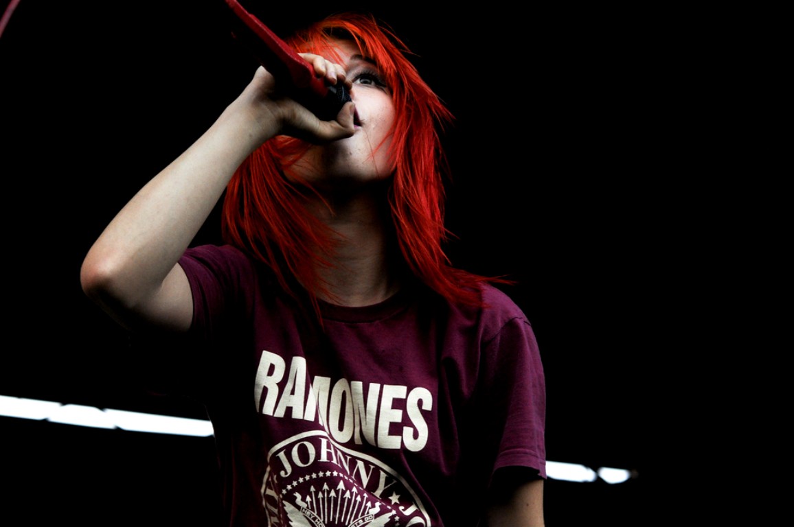 People 1156x768 rockstar dyed hair women redhead T-shirt music microphone singer Paramore