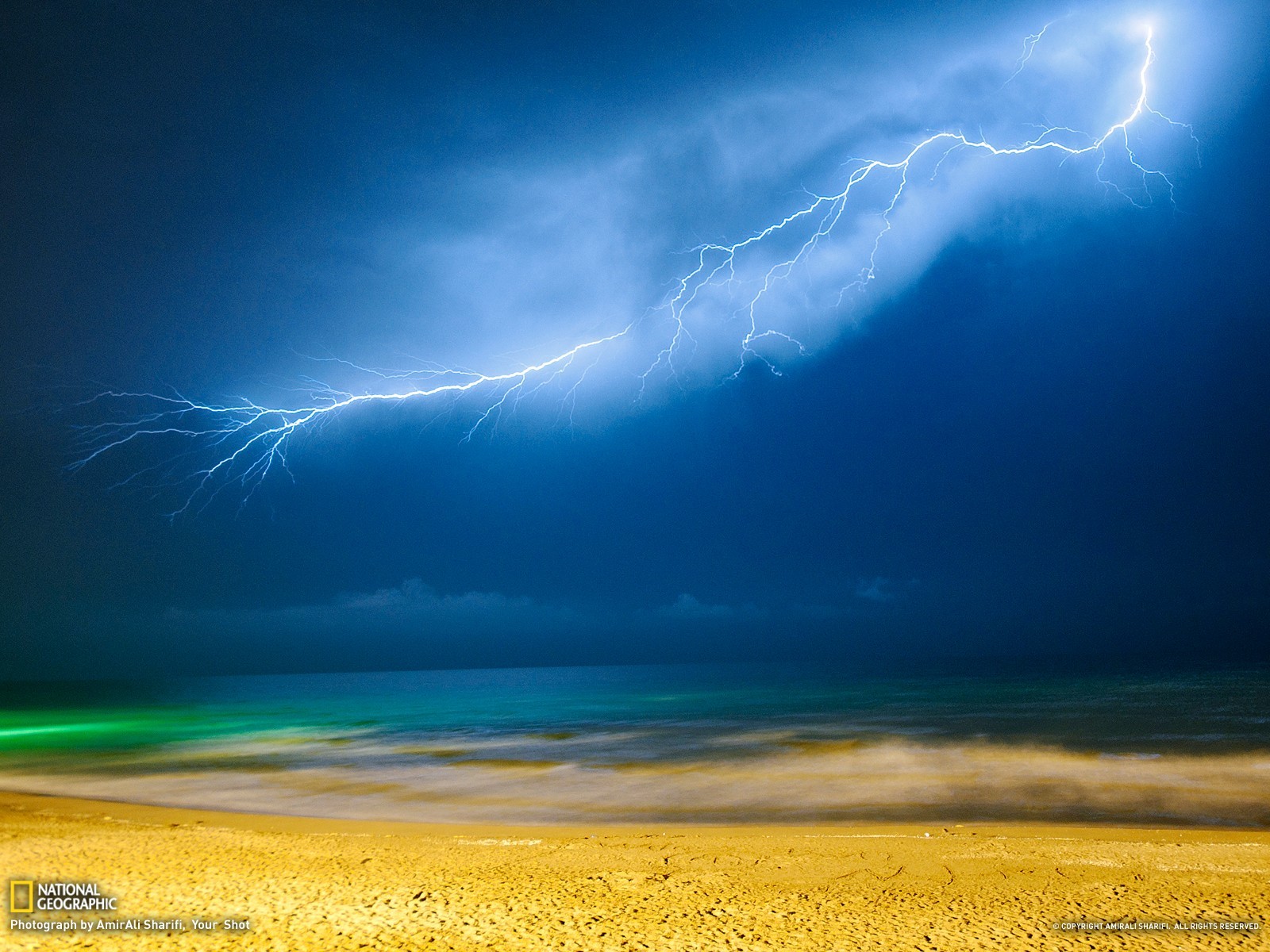 General 1600x1200 thunderbolt lightning sky beach
