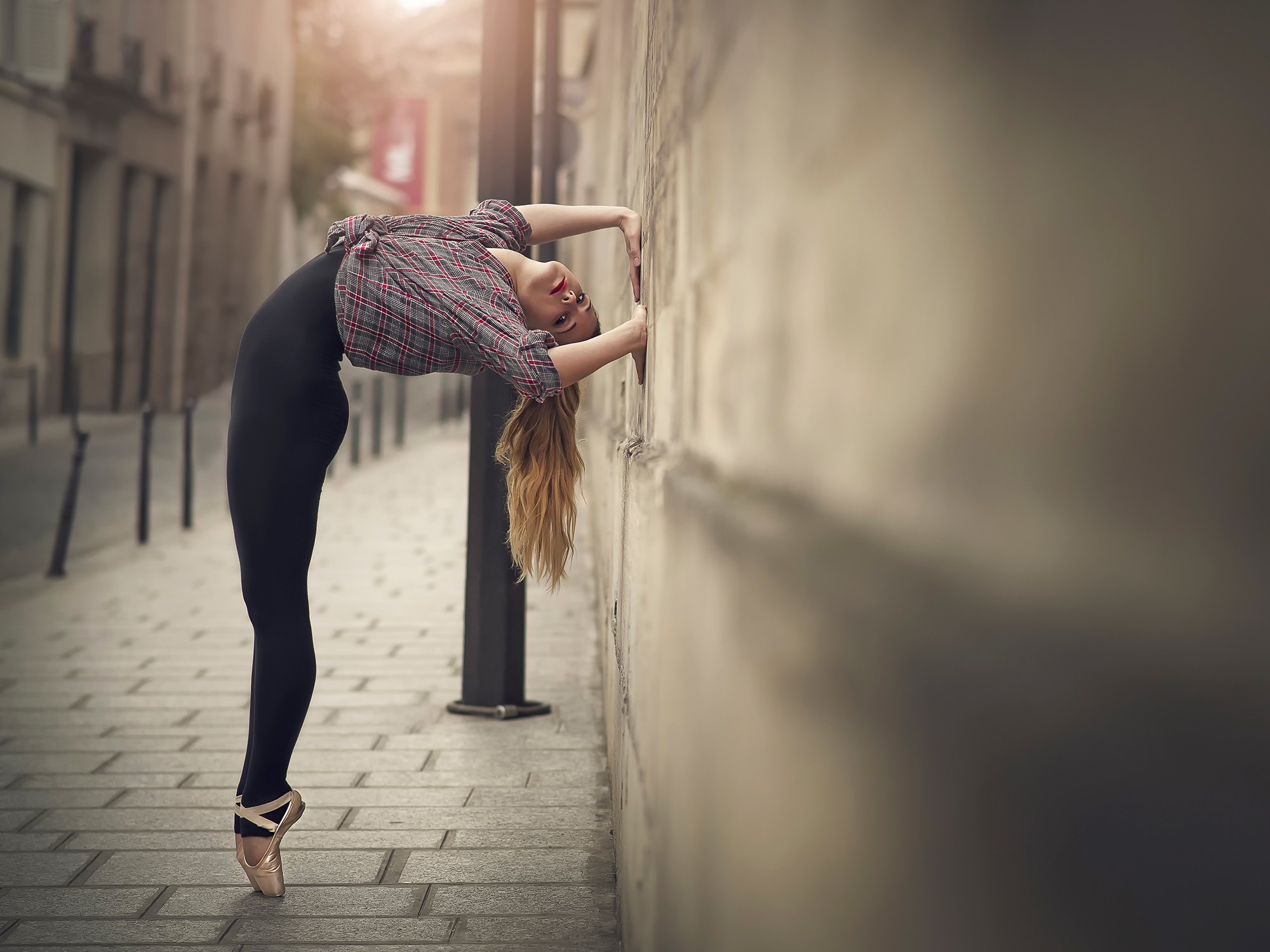 People 2000x1500 ballerina women yoga pants women outdoors urban legs looking at viewer tiptoe blonde long hair wall street