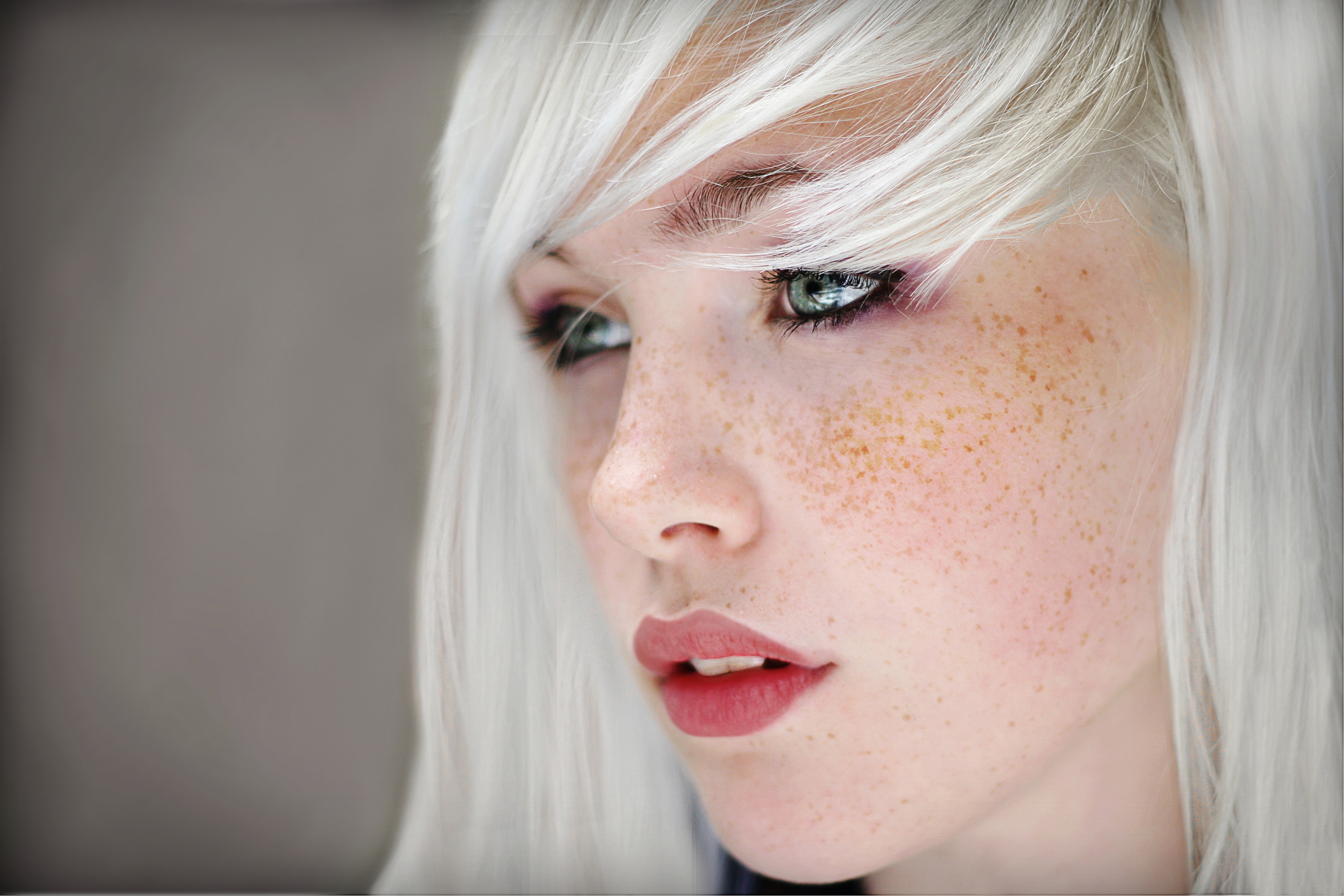 People 3601x2401 women blonde platinum blonde portrait freckles Devon Jade face closeup red lipstick looking away model dyed hair American women