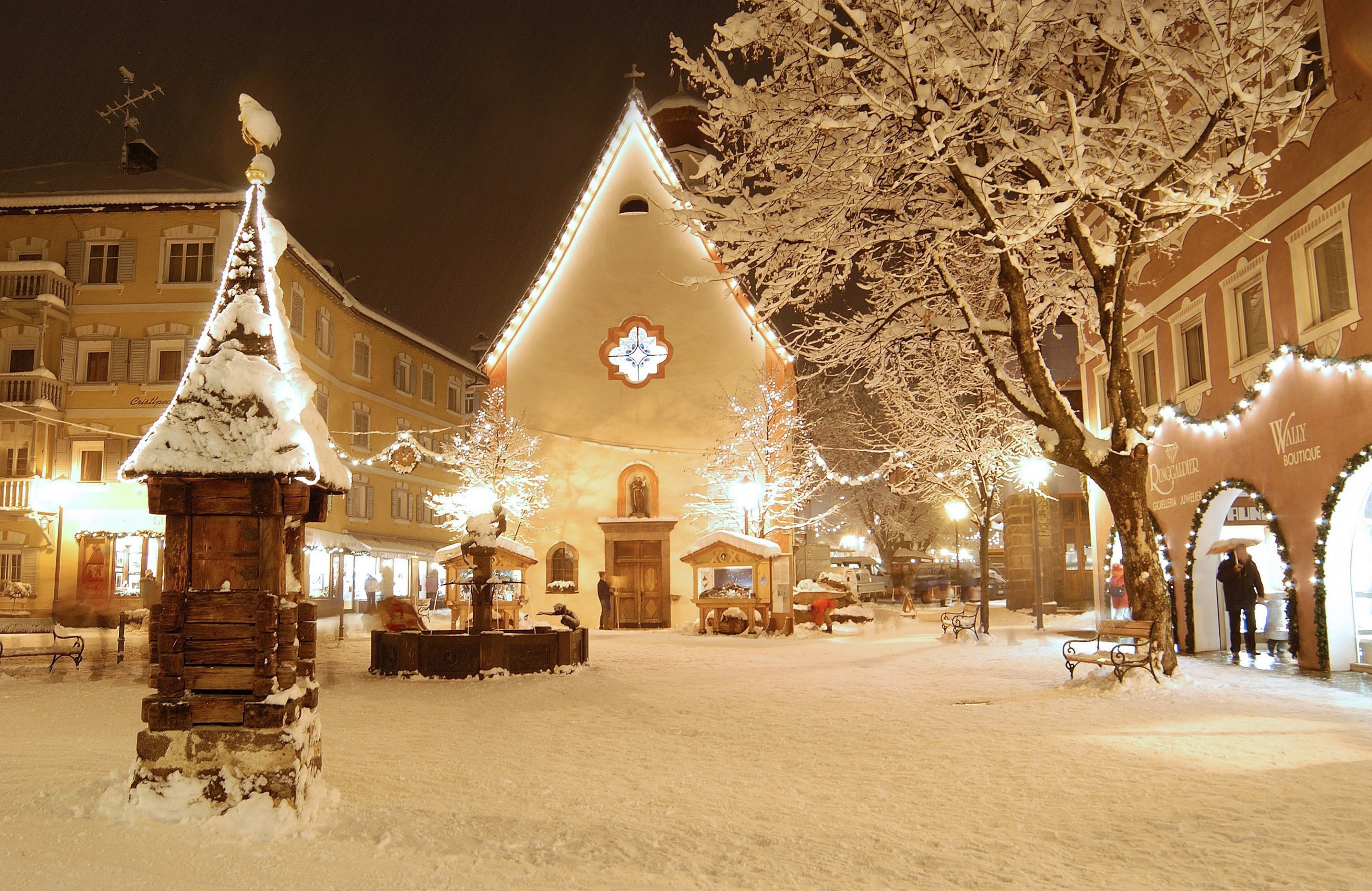 General 4000x2598 Christmas snow town night winter idyllic