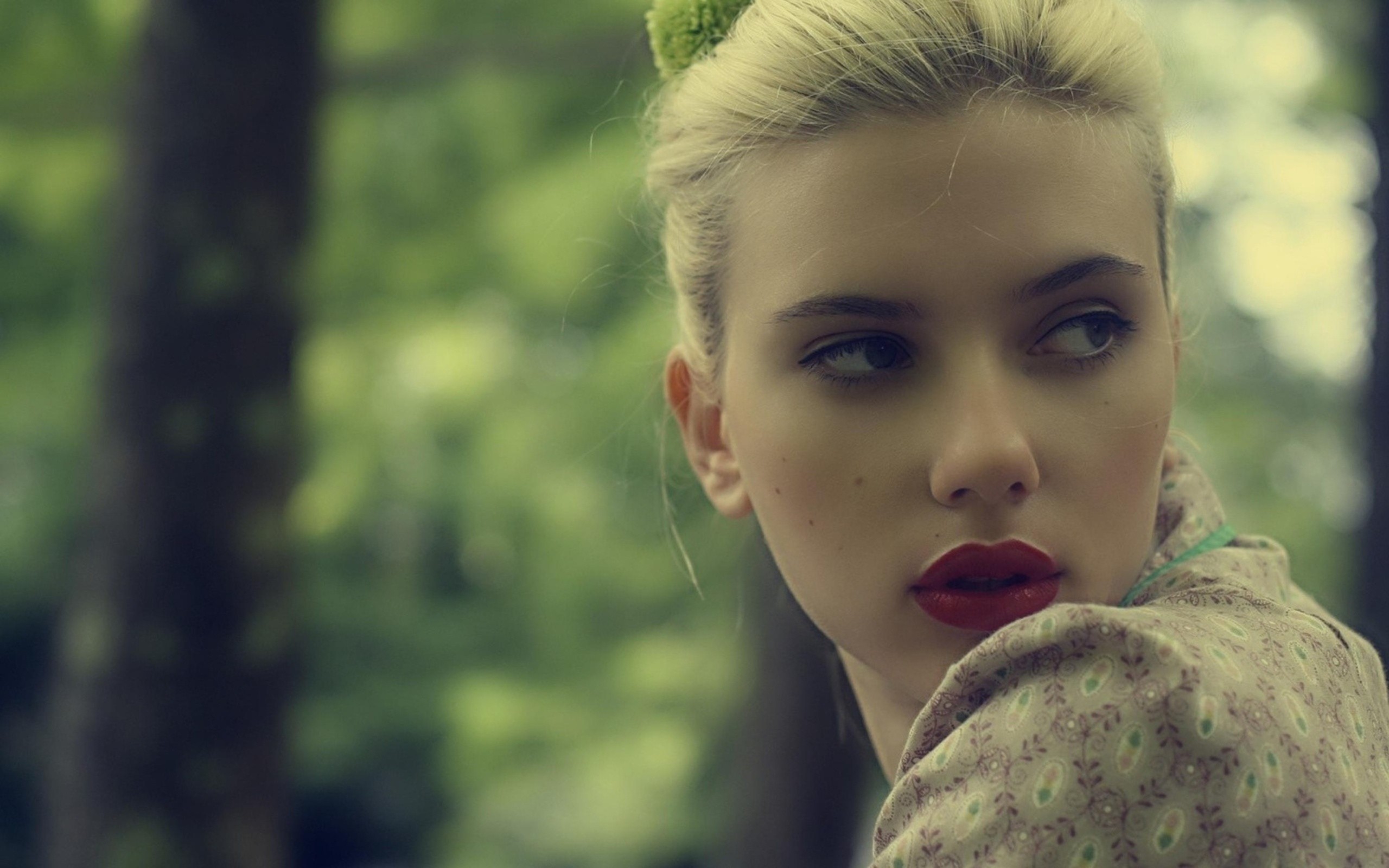 People 2560x1600 women red lipstick blonde Scarlett Johansson makeup actress face celebrity lipstick looking away women outdoors