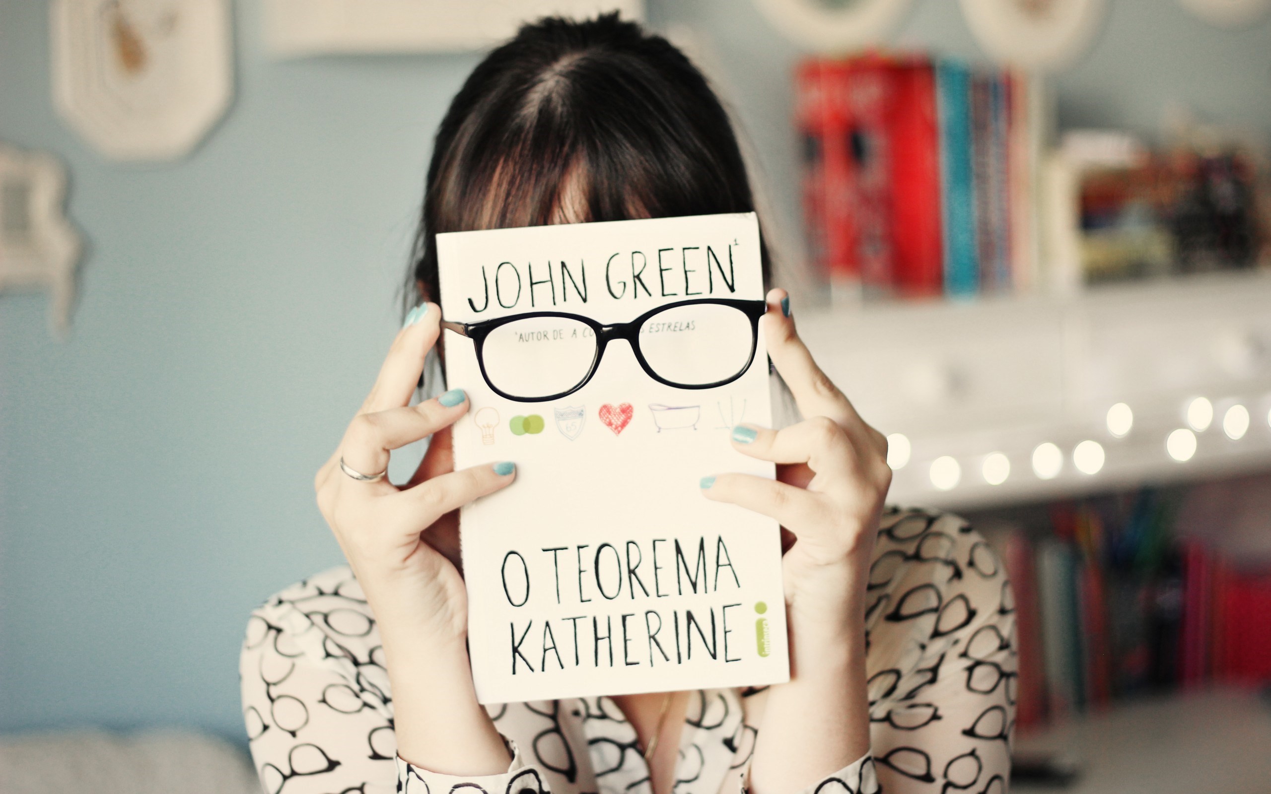 Дама в очках книга. Девушка в очках с книгой. Брюнетка с книгой. Книга на обложке девушка в очках. Девушка закрывает лицо книгой.