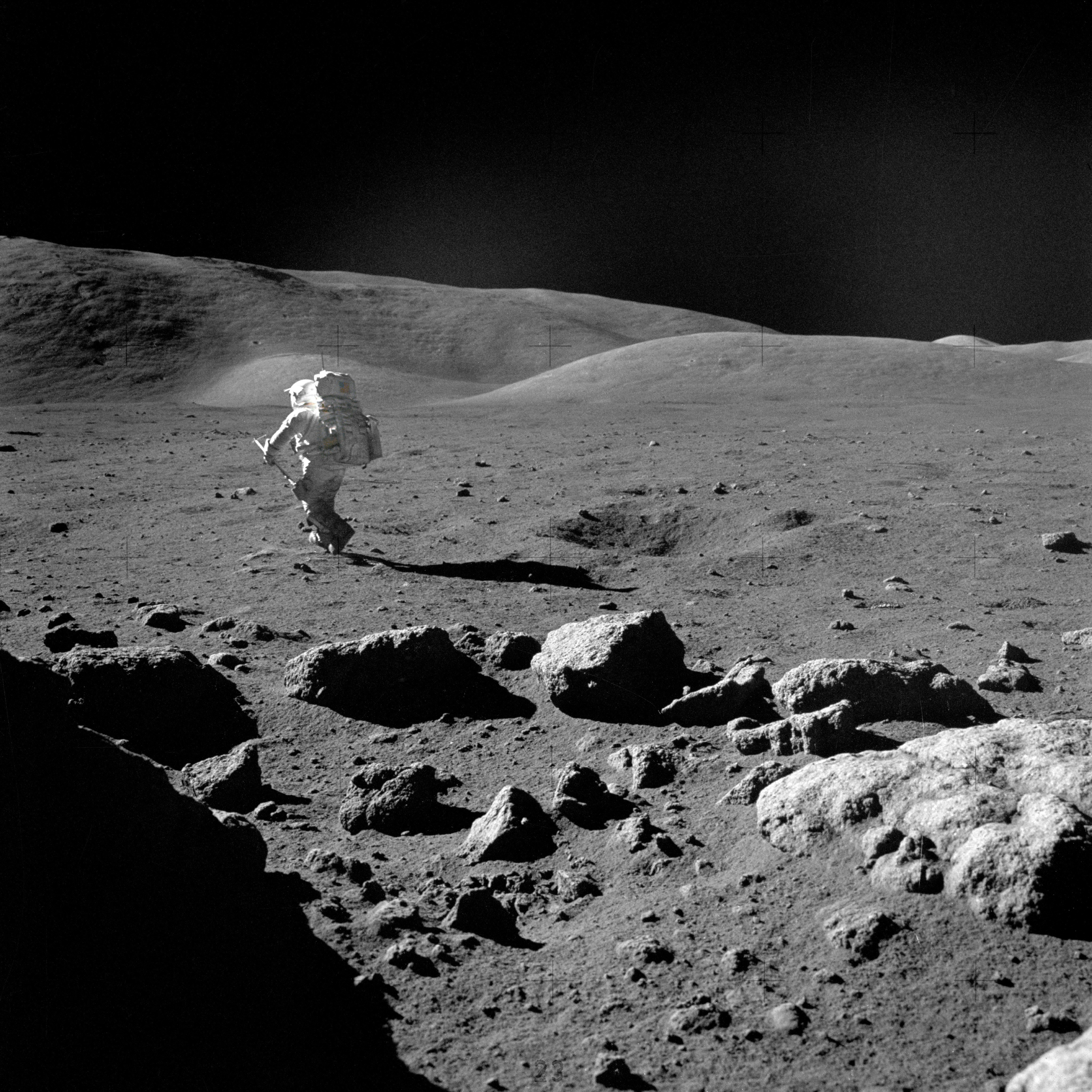Стоя на поверхности луны. Аполлон - 17 1972. Луна снимки НАСА реальные снимки. Шмитт астронавт фото НАСА Аполлон 17. Лунная пыль Аполлон 11.