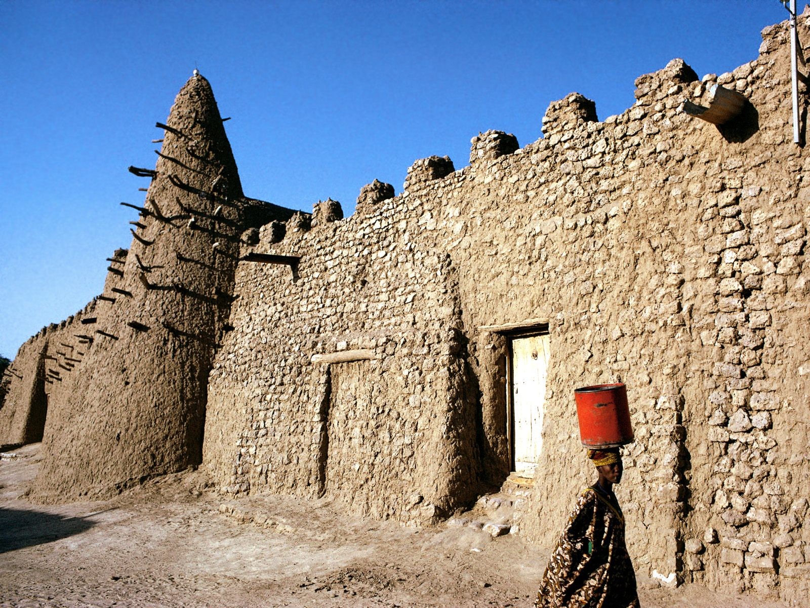 General 1600x1200 Timbuktu Mali mud wall building women