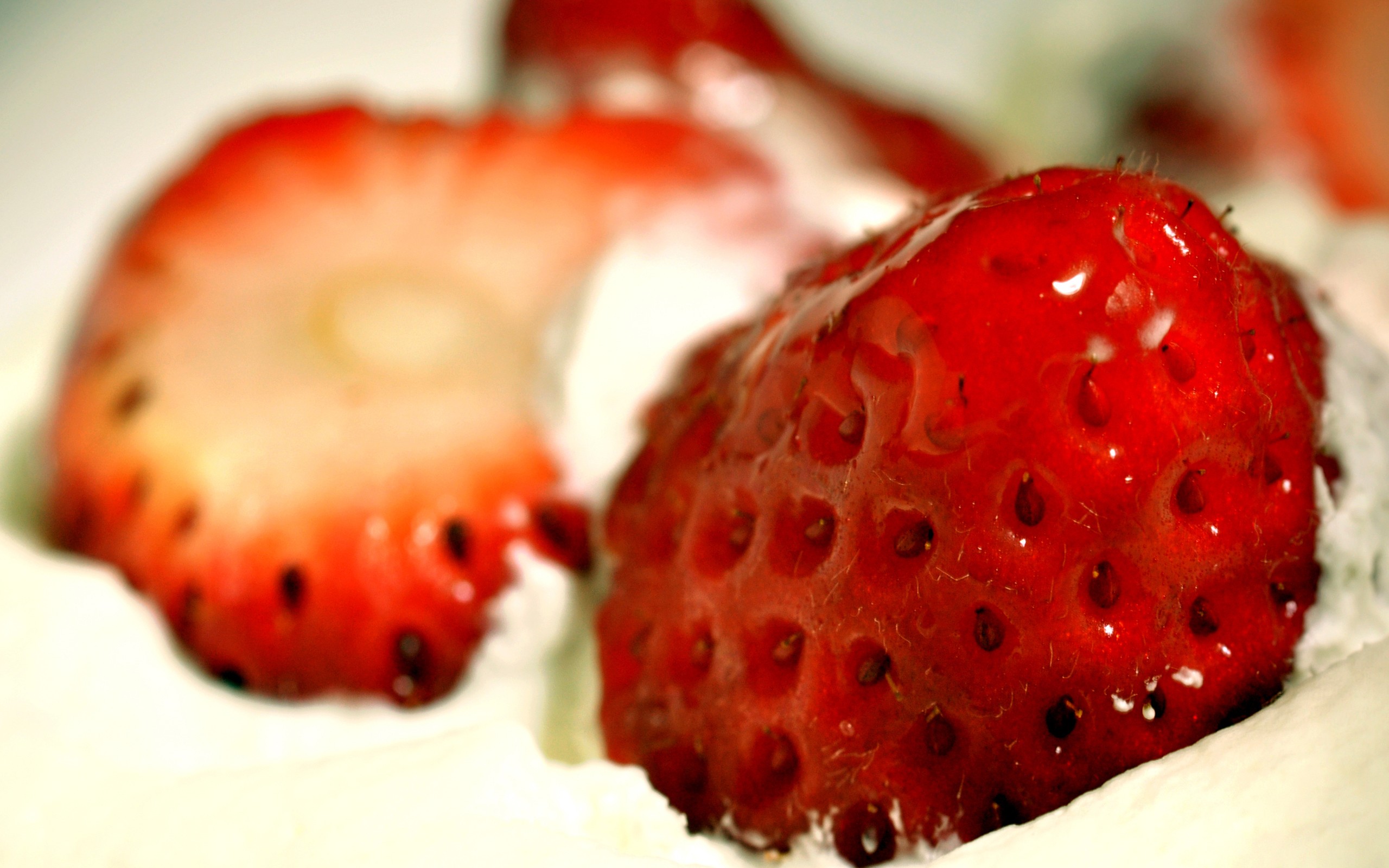 General 2560x1600 depth of field food strawberries fruit berries closeup macro