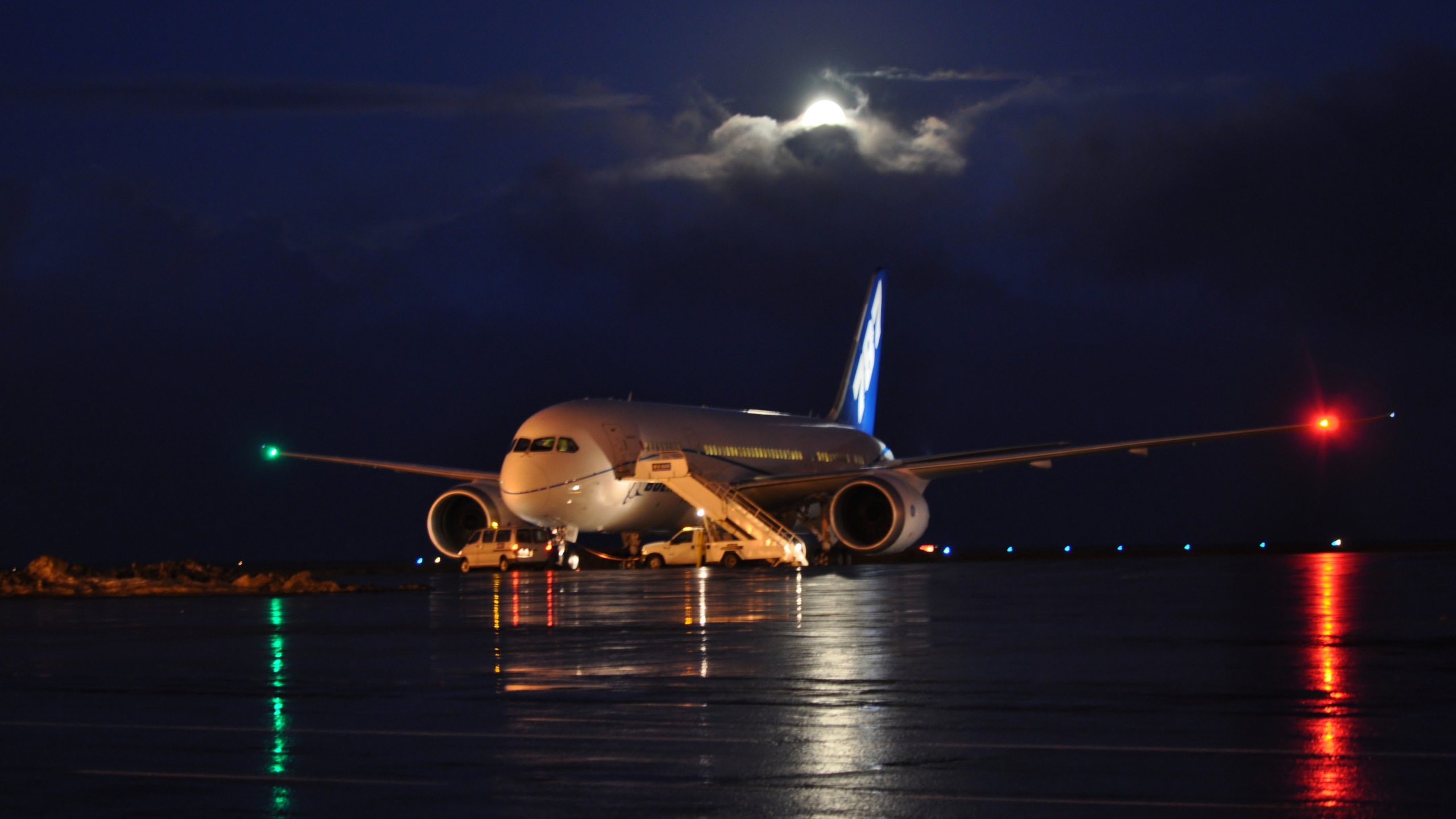 General 2560x1440 airplane night lights aircraft passenger aircraft vehicle Boeing Boeing 787 American aircraft low light blurred