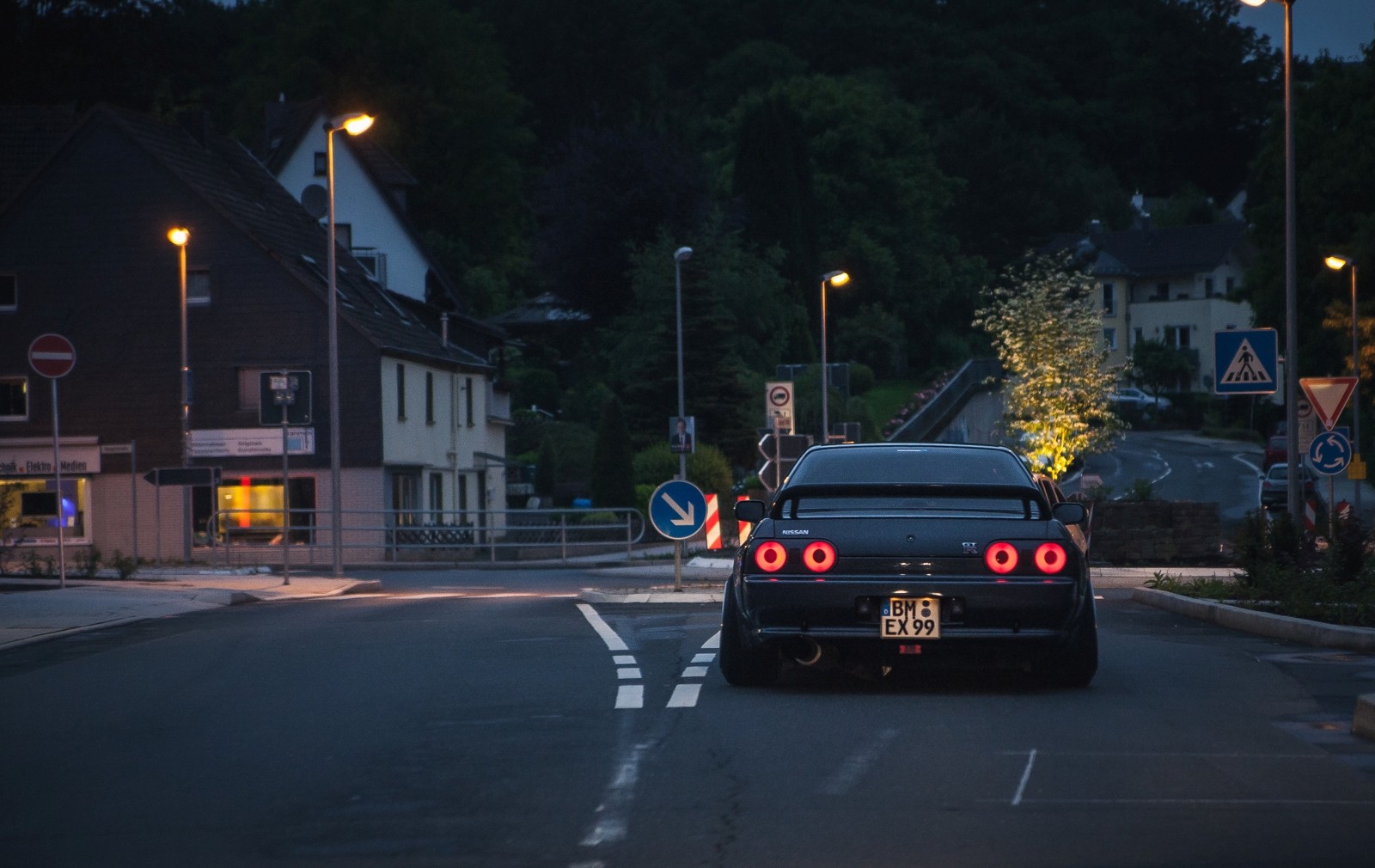 General 1600x1010 Nissan Nissan Skyline R32 Germany BBS stance (cars) StanceNation low car Speedhunters street street light evening rear view road sign roundabouts car vehicle black cars Nissan Skyline Japanese cars