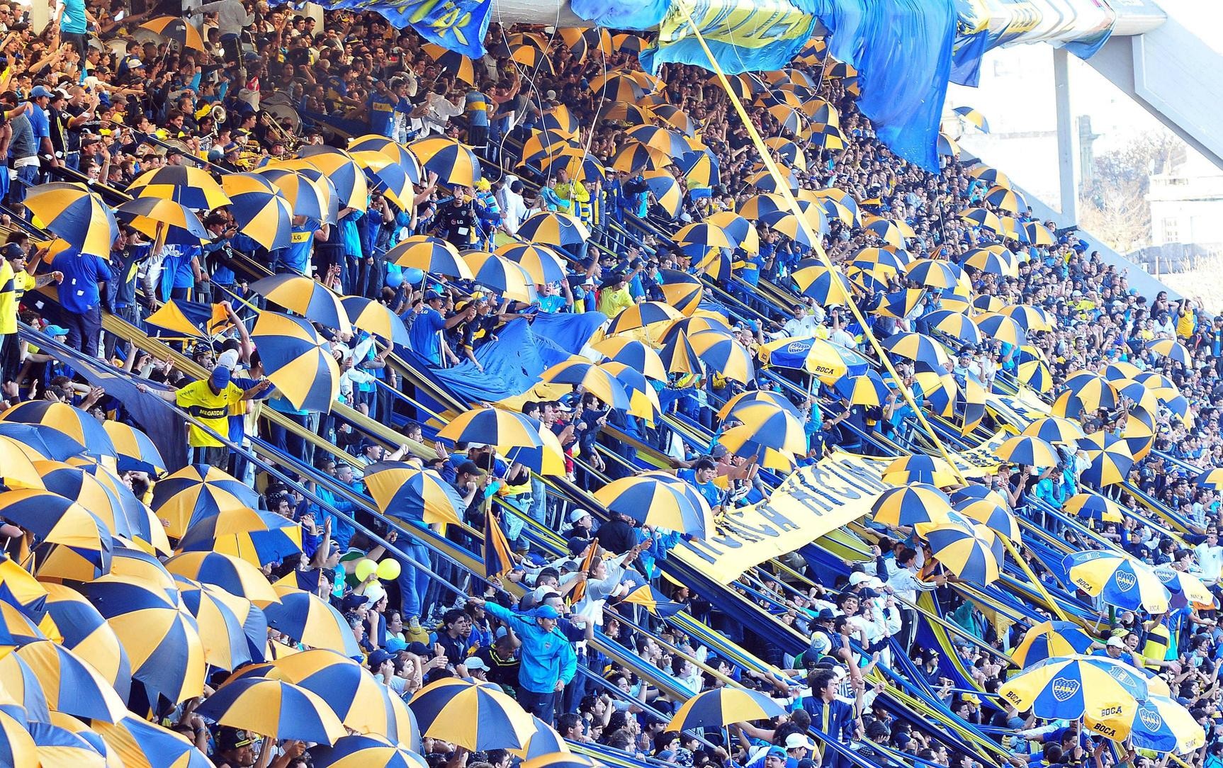 General 1726x1084 people crowds umbrella blue yellow