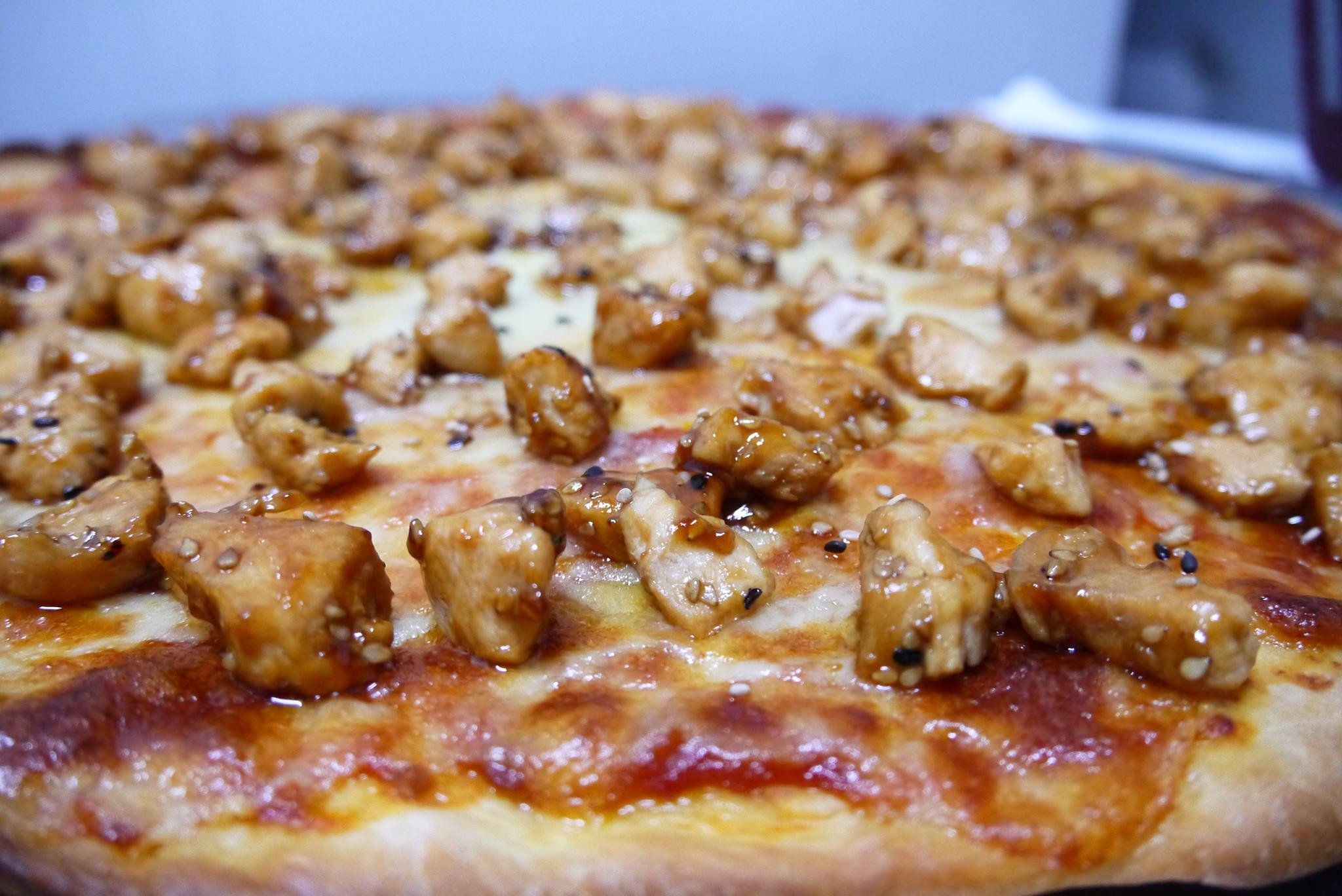 General 2048x1368 food pizza closeup blurred