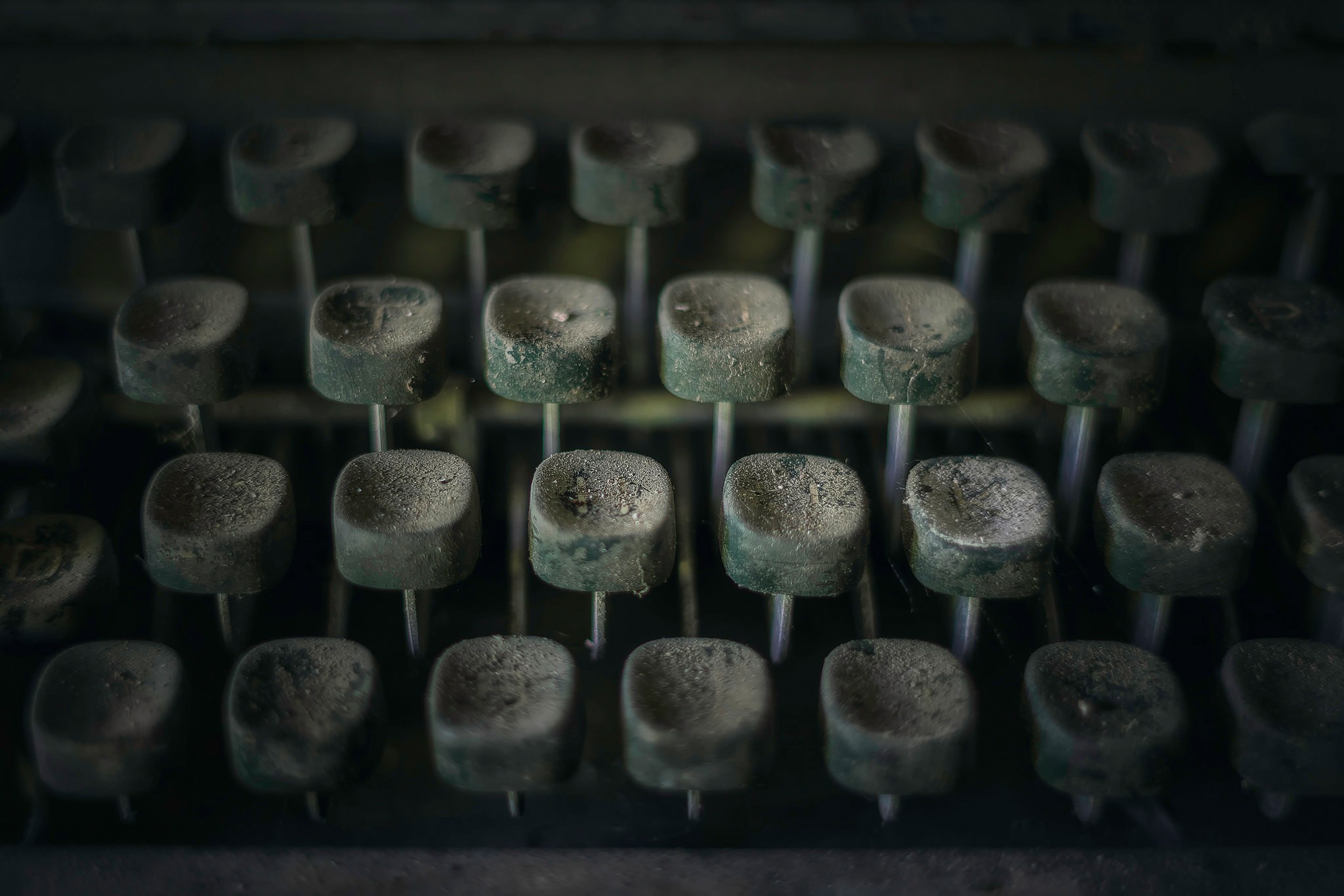 General 2048x1365 dust macro typewriters old