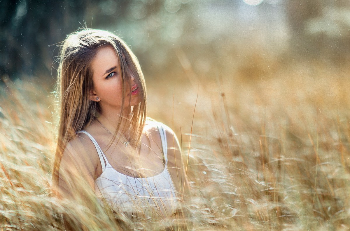 People 1200x795 women women outdoors plants hair in face parted lips white tops looking at viewer outdoors field dyed hair brunette