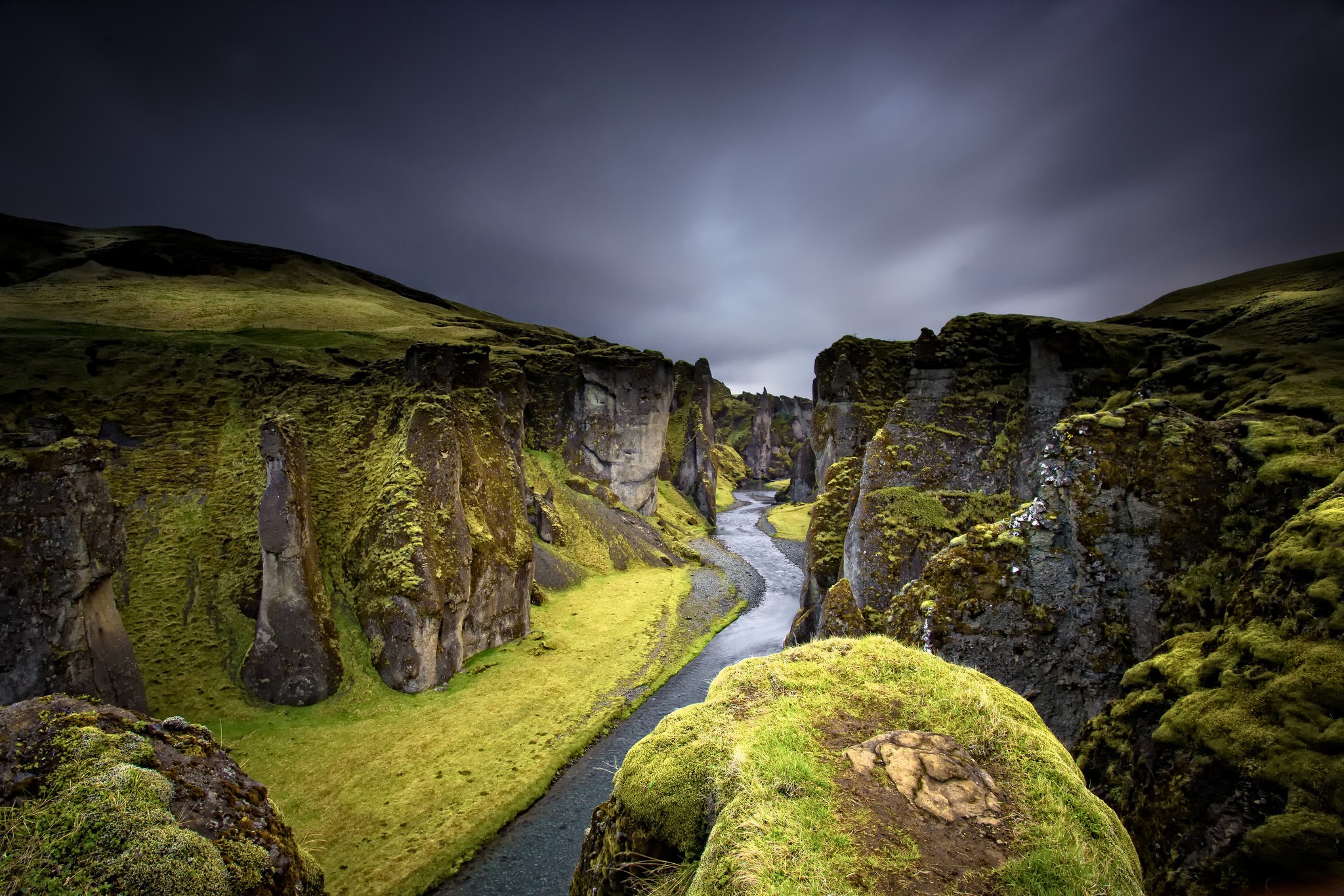 General 2048x1365 landscape river moss canyon rocks overcast Iceland nature Fjadrargljufur