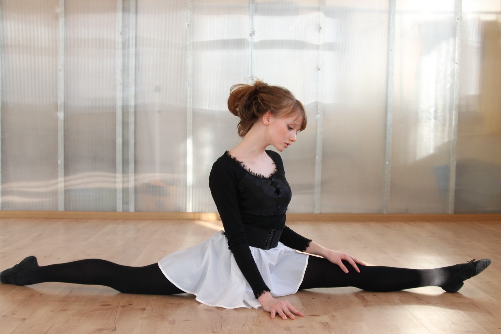 People 1619x1080 women Olesya Kharitonova dancer splits black pantyhose spread legs flexible women indoors indoors looking away model brunette