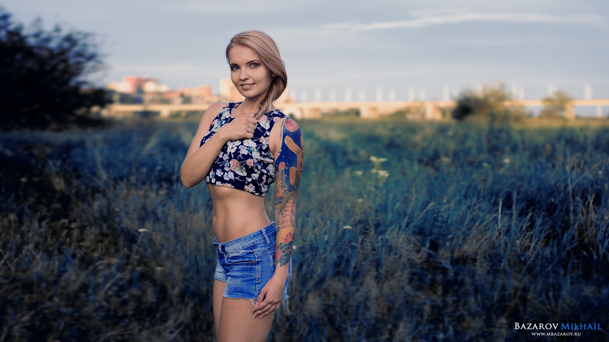 People 2048x1152 women blonde portrait belly jean shorts smiling depth of field brunette tattoo women outdoors Mikhail Bazarov watermarked