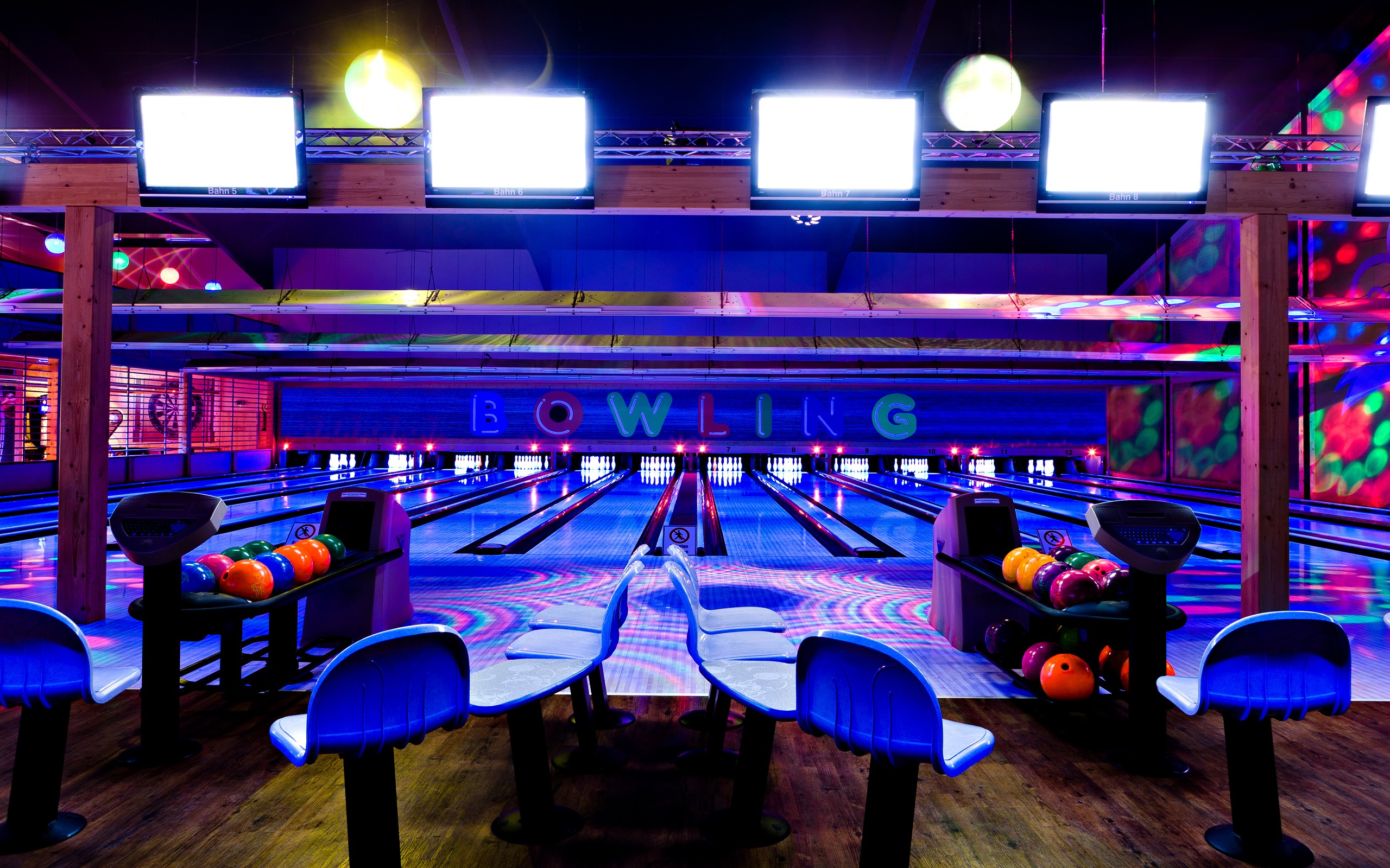 General 2560x1600 bowling bowling balls ball indoors