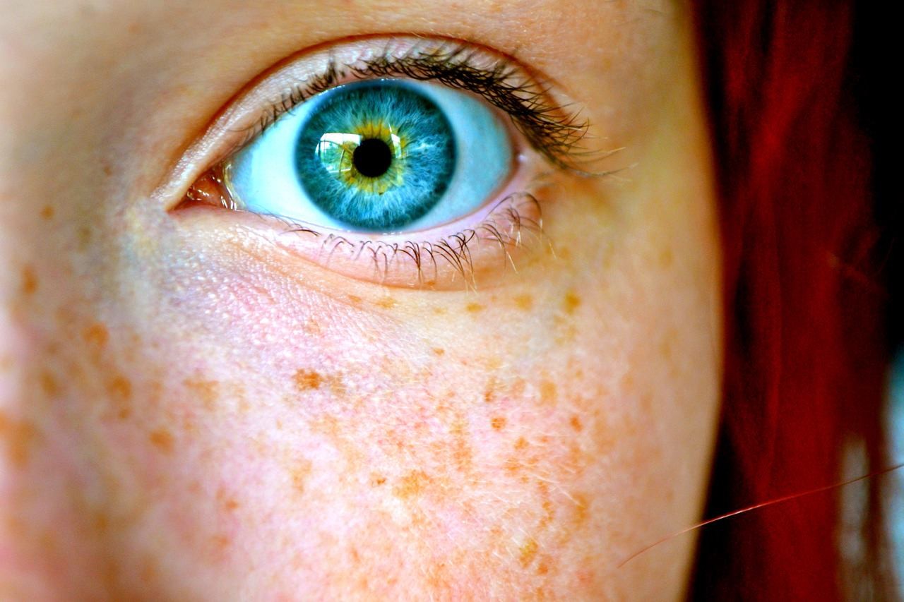 People 1280x853 women eyes blue eyes redhead freckles closeup model