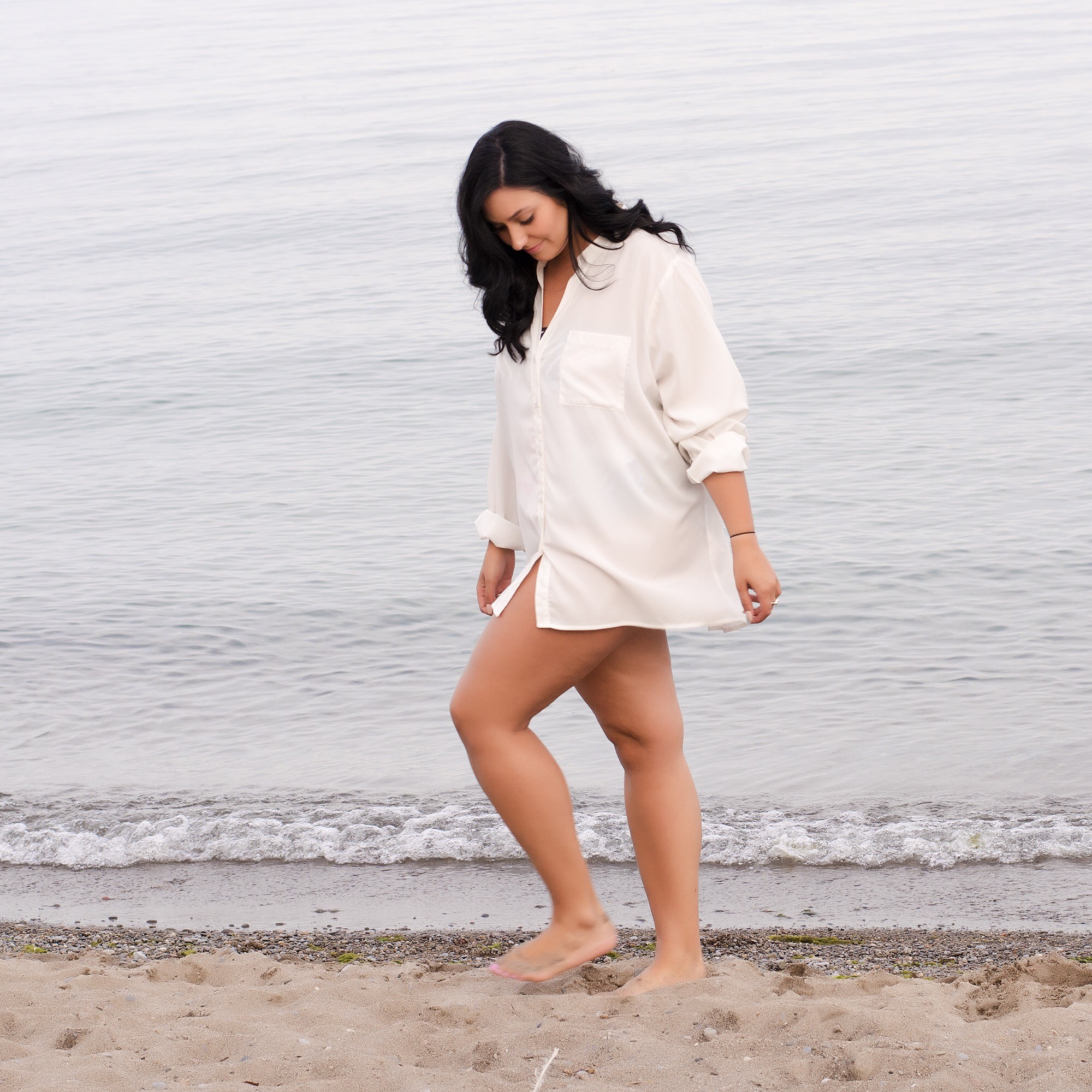 People 2000x2000 women brunette white shirt thick thigh beach seashore outdoors model black hair thighs