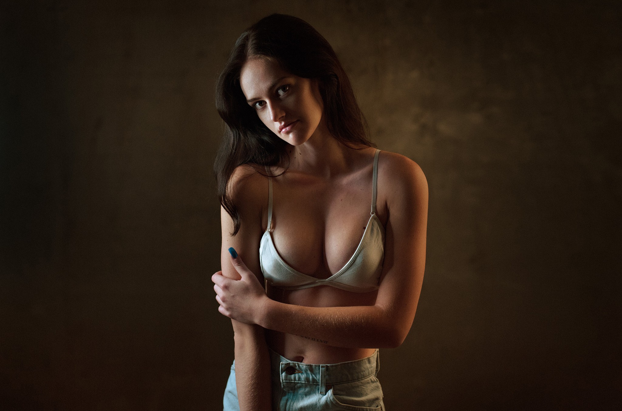 Download wallpaper cleavage, hot girl, boobs, model, brunette