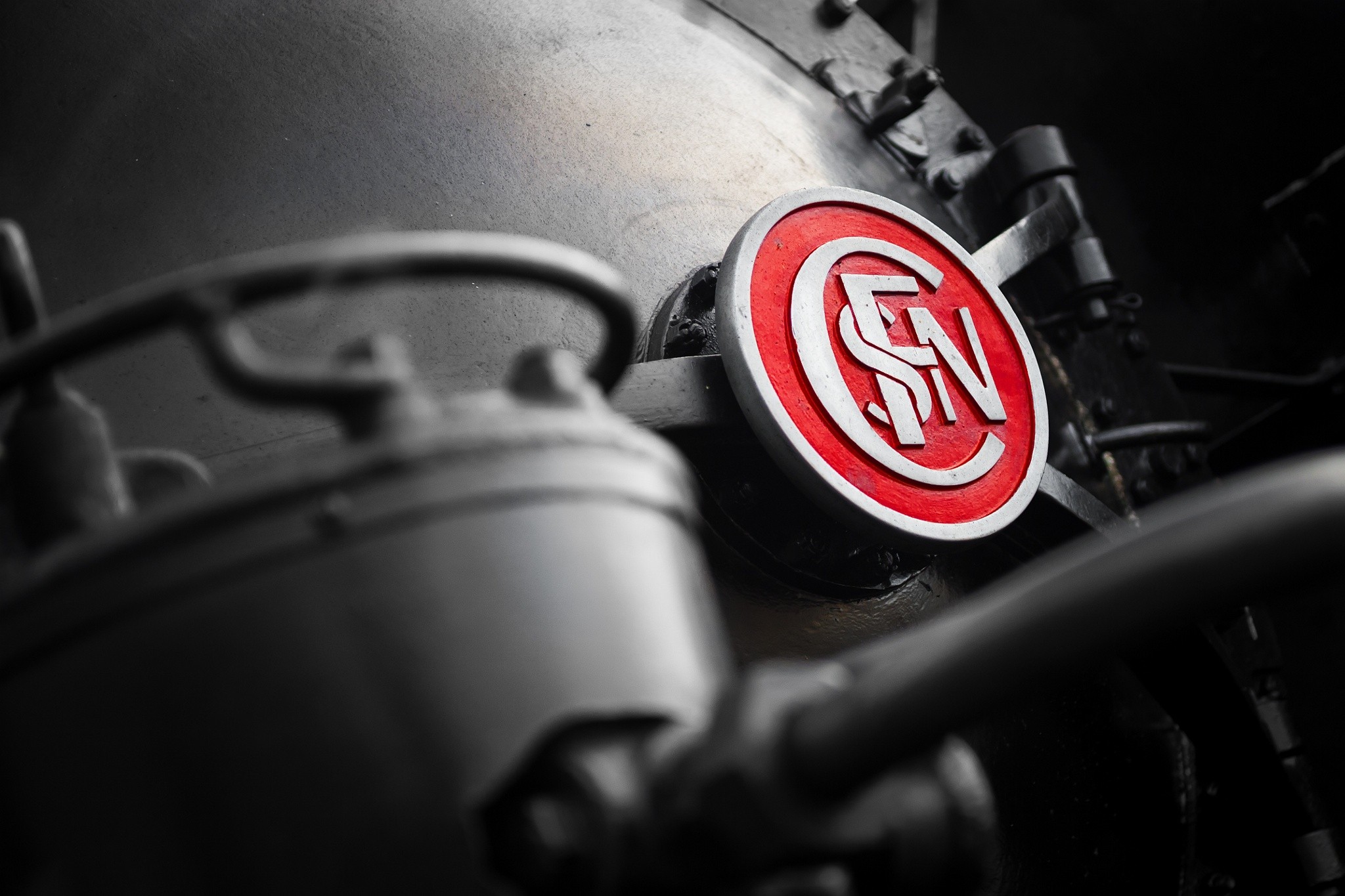 General 2048x1365 photography macro logo pipes parts SNCF railway train locomotive vehicle selective coloring