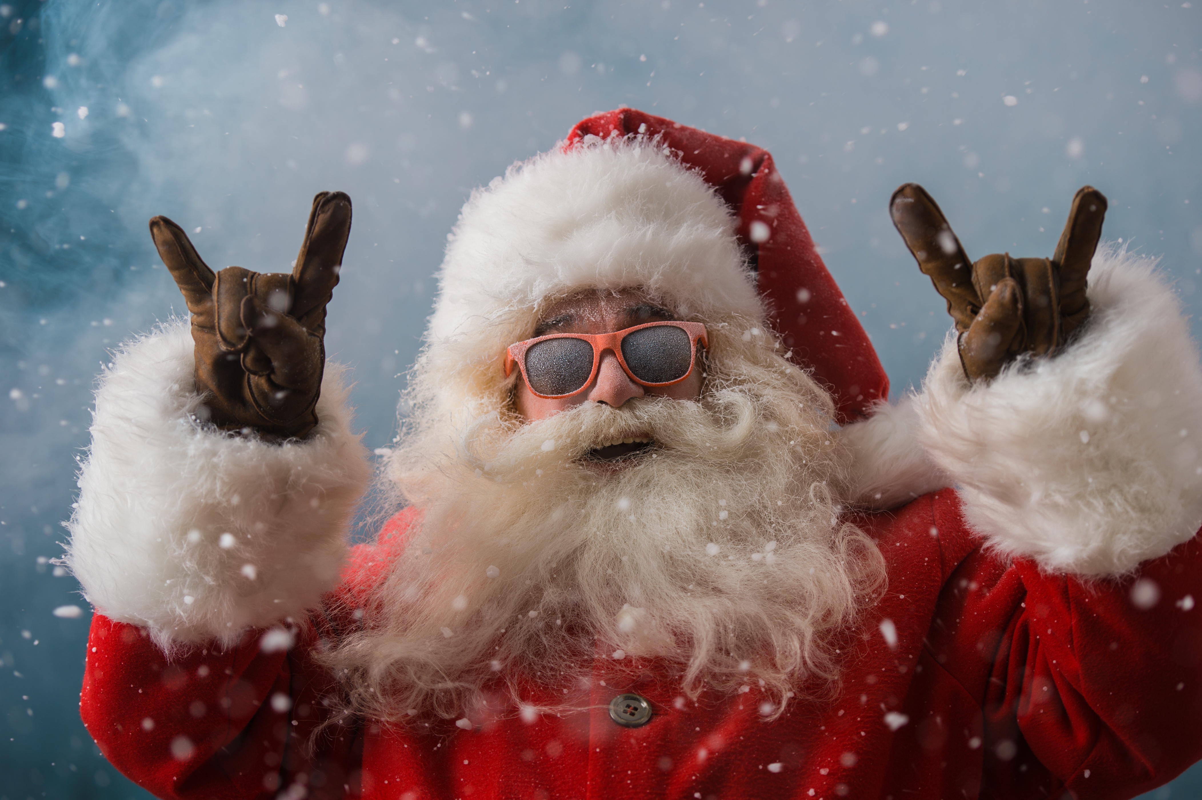 People 4207x2800 Santa Claus snowing men sunglasses beard humor Christmas frost gloves hand gesture metal horns winter