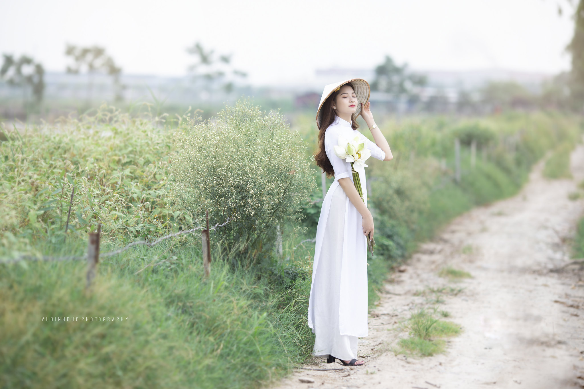 People 2048x1365 women áo dài white dress Vietnamese depth of field leaf hat trees grass bouquets Asian